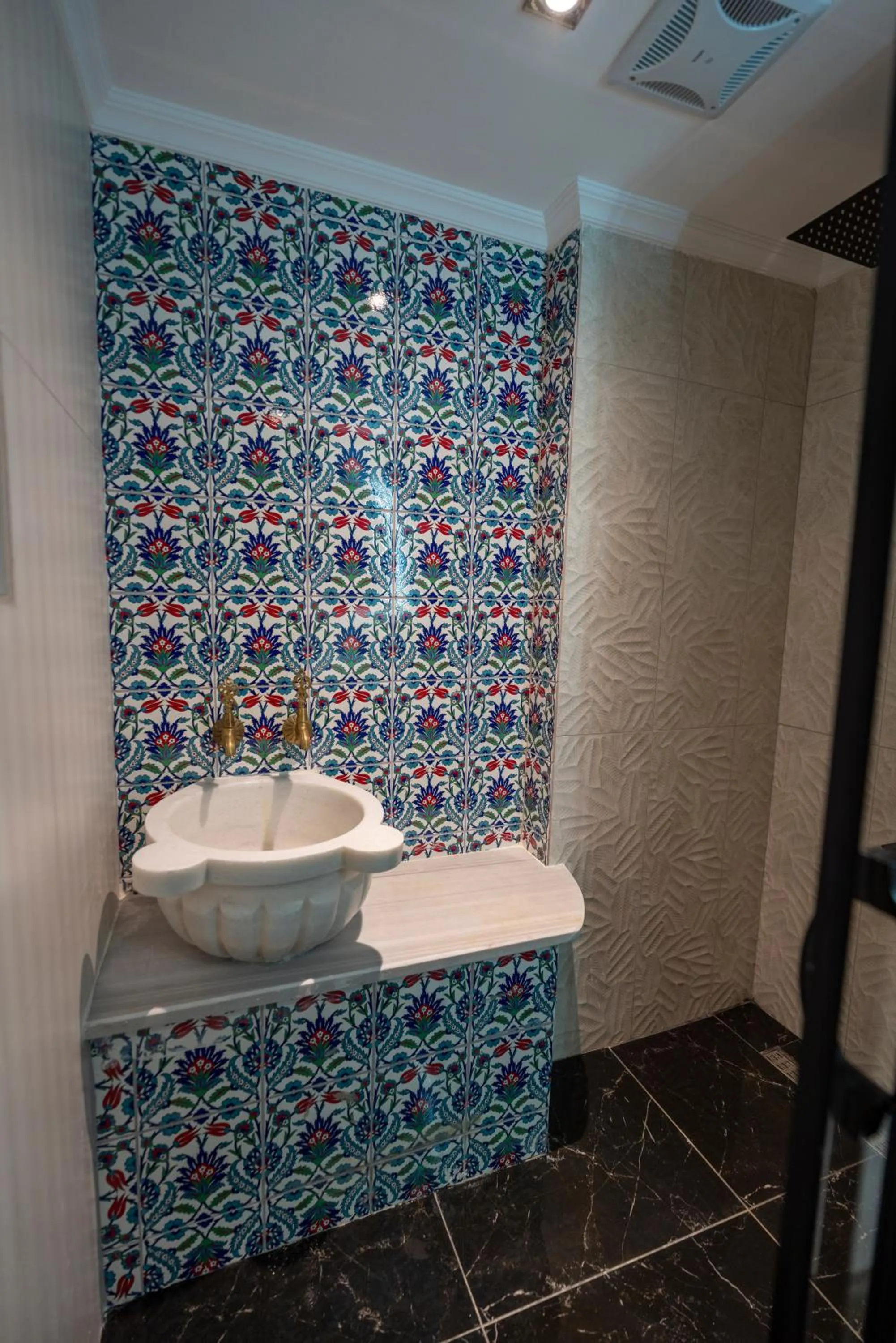 Bathroom in THE MUA LUXURY HOMEs