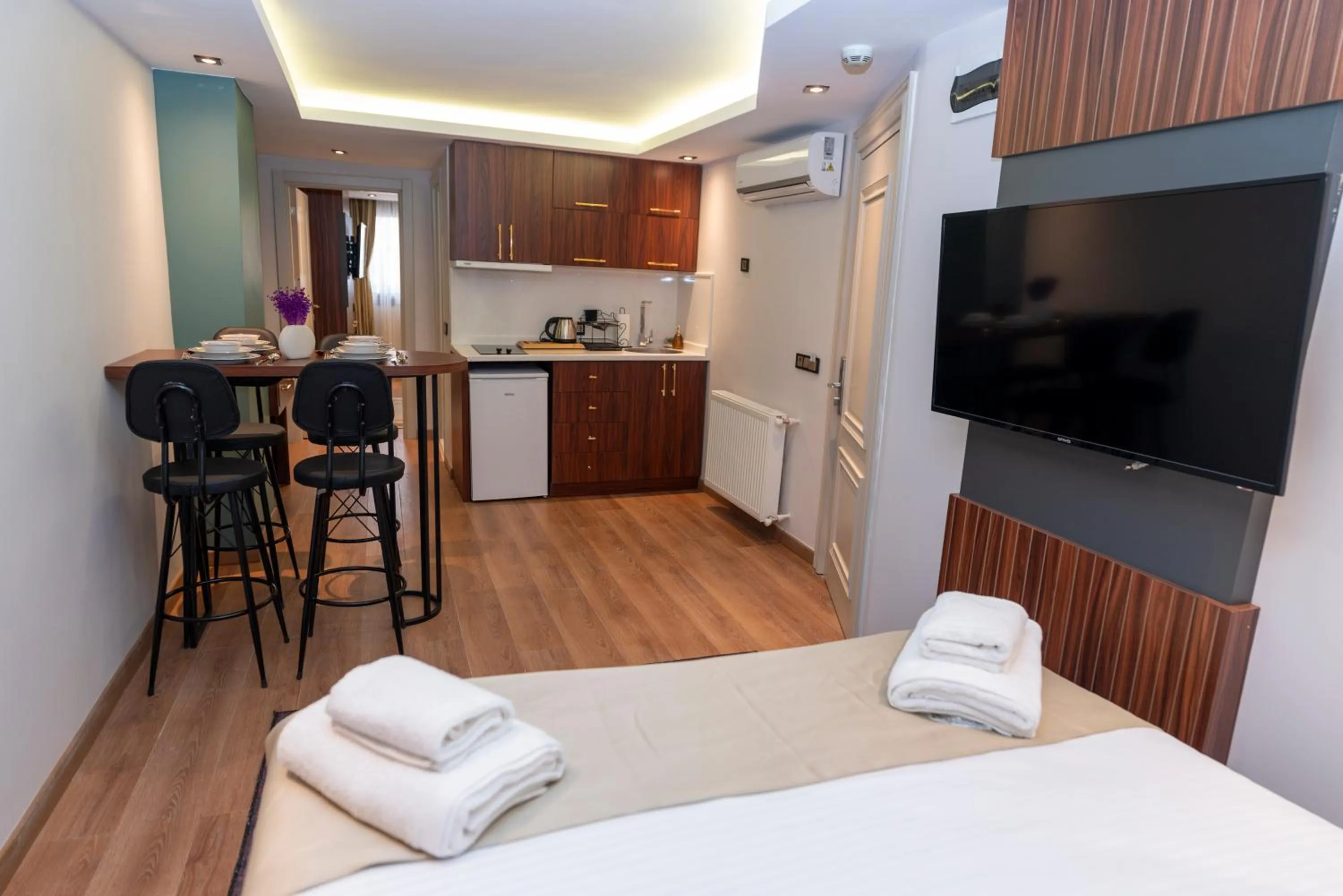 Kitchen or kitchenette, Bed in THE MUA LUXURY HOMEs