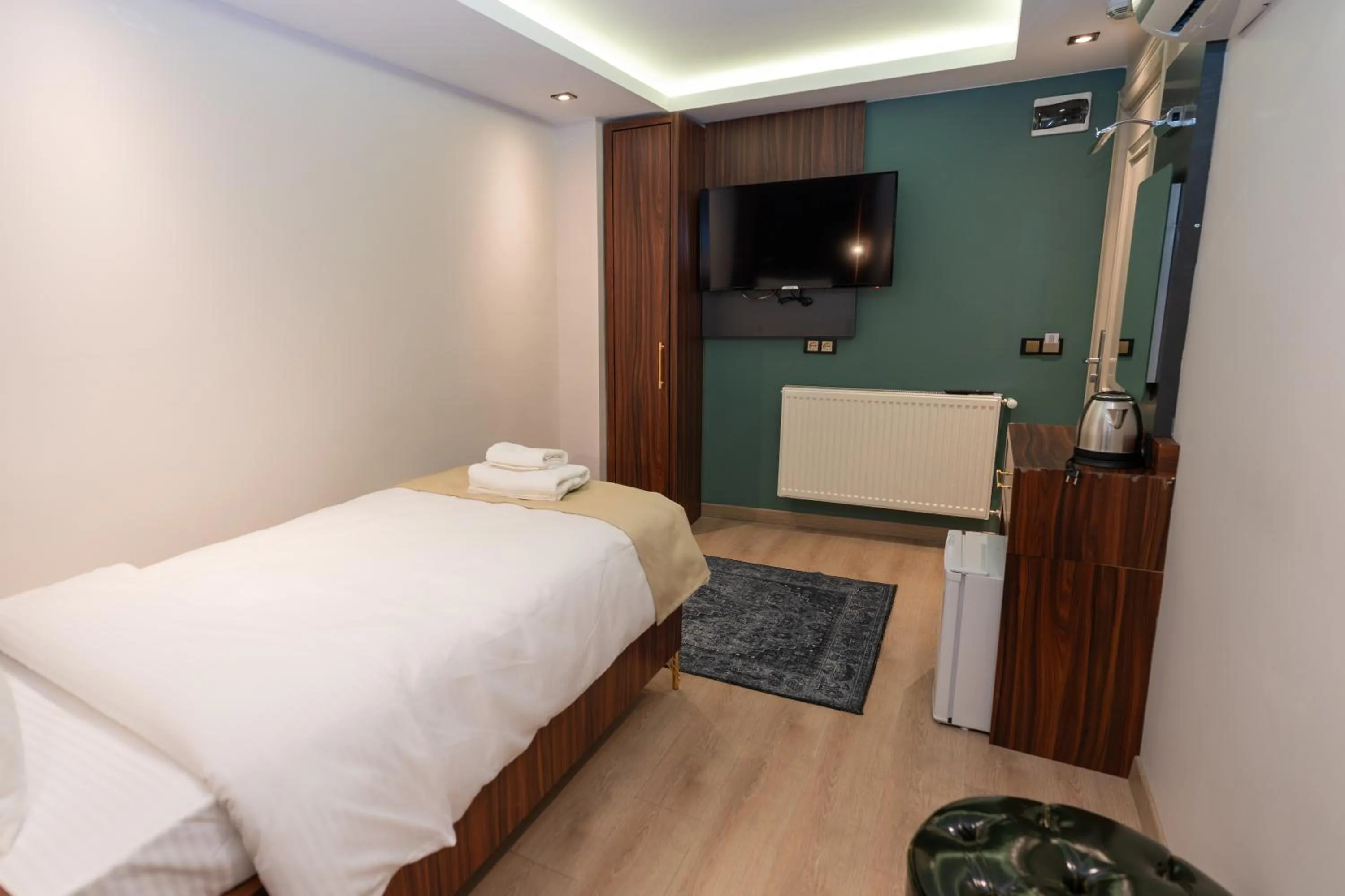 Bed in THE MUA LUXURY HOMEs