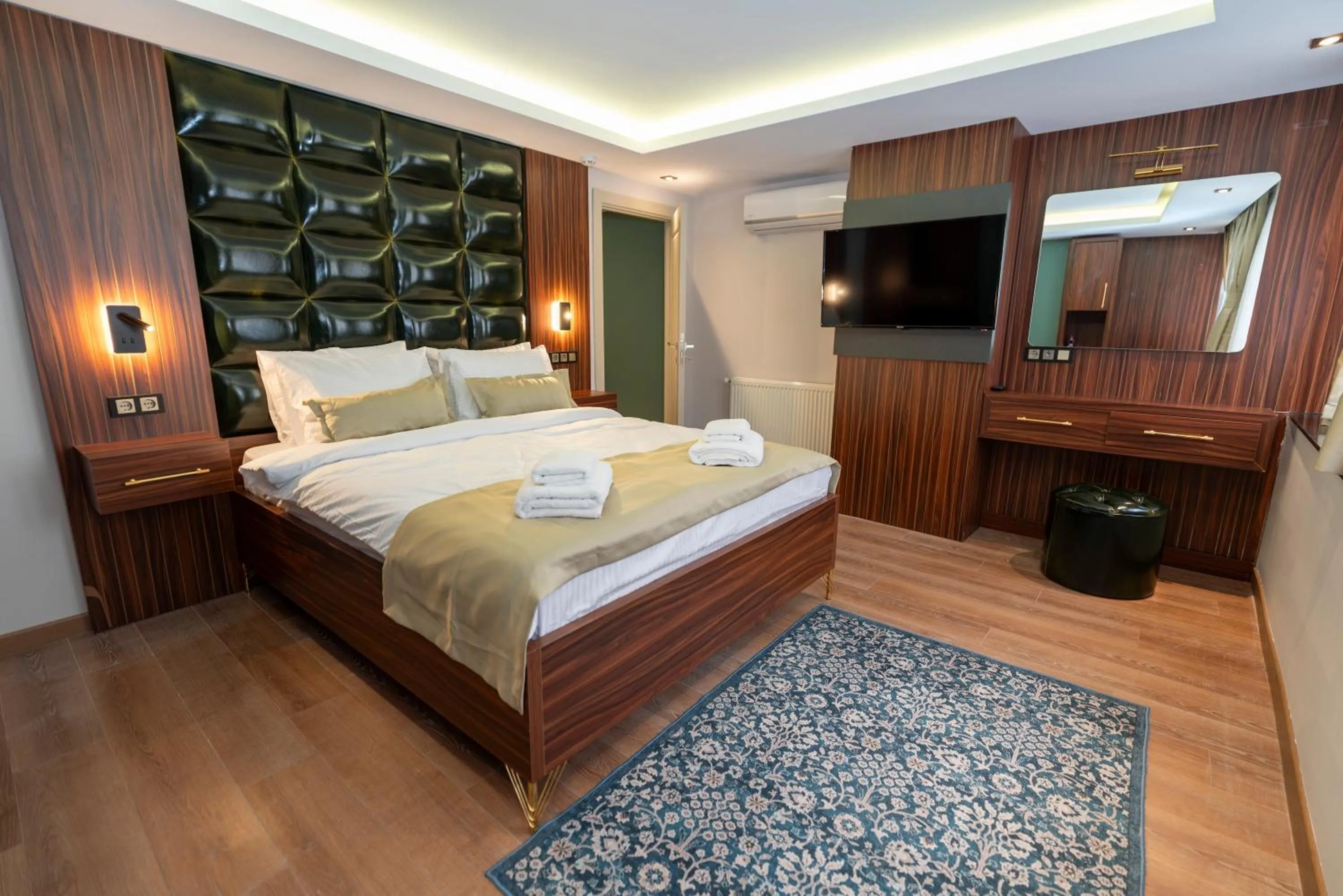 TV and multimedia, Bed in THE MUA LUXURY HOMEs