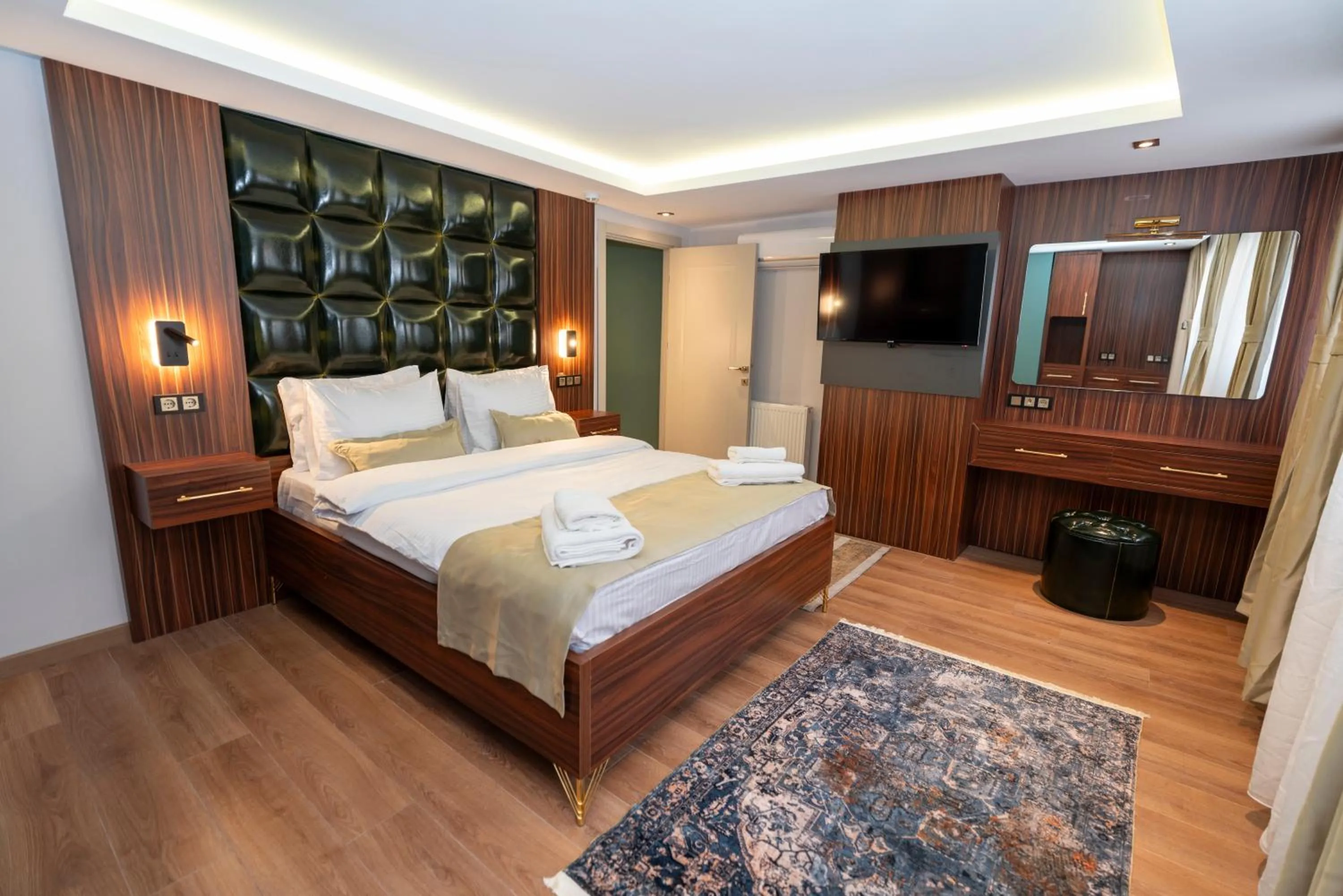 Bed in THE MUA LUXURY HOMEs