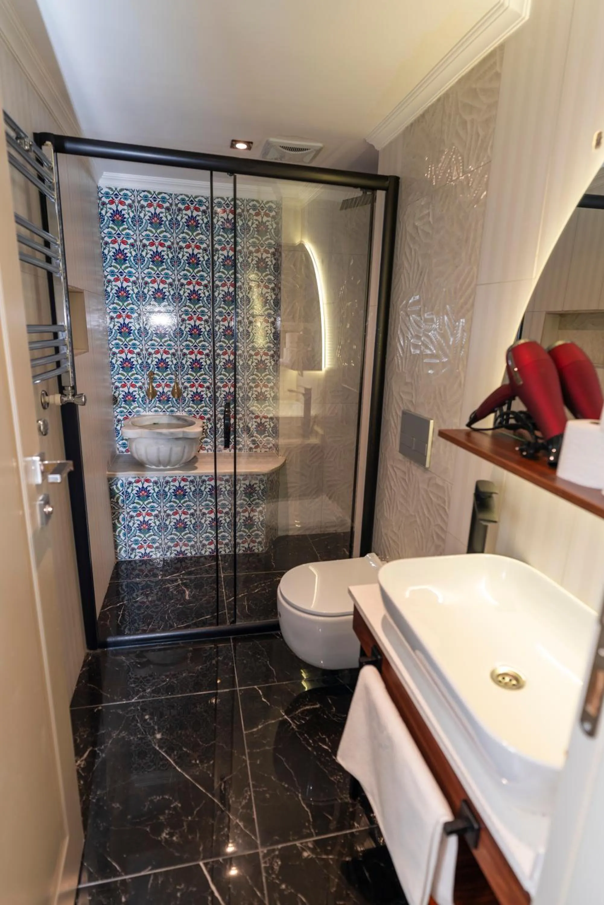 Shower in THE MUA LUXURY HOMEs