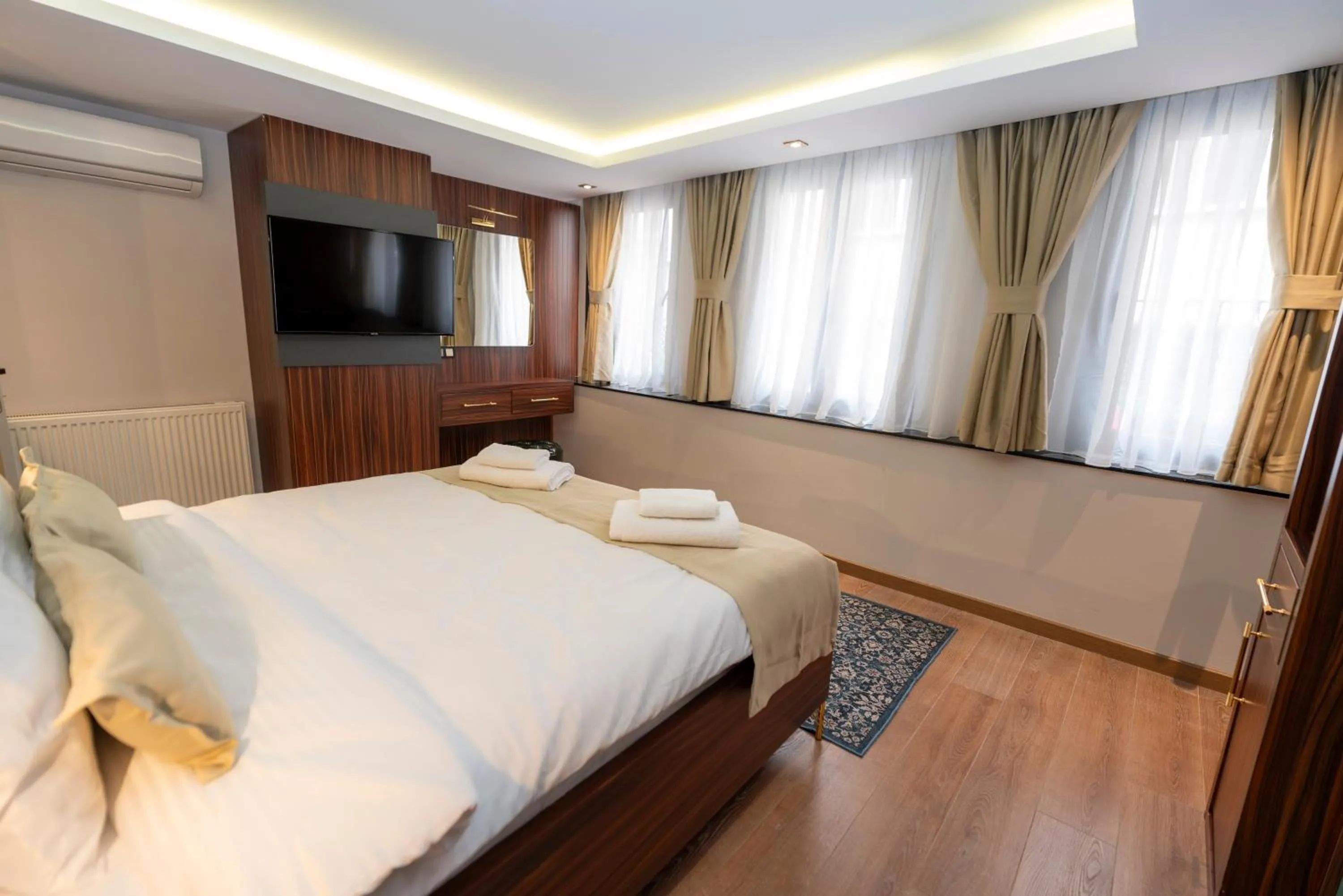 Bed in THE MUA LUXURY HOMEs