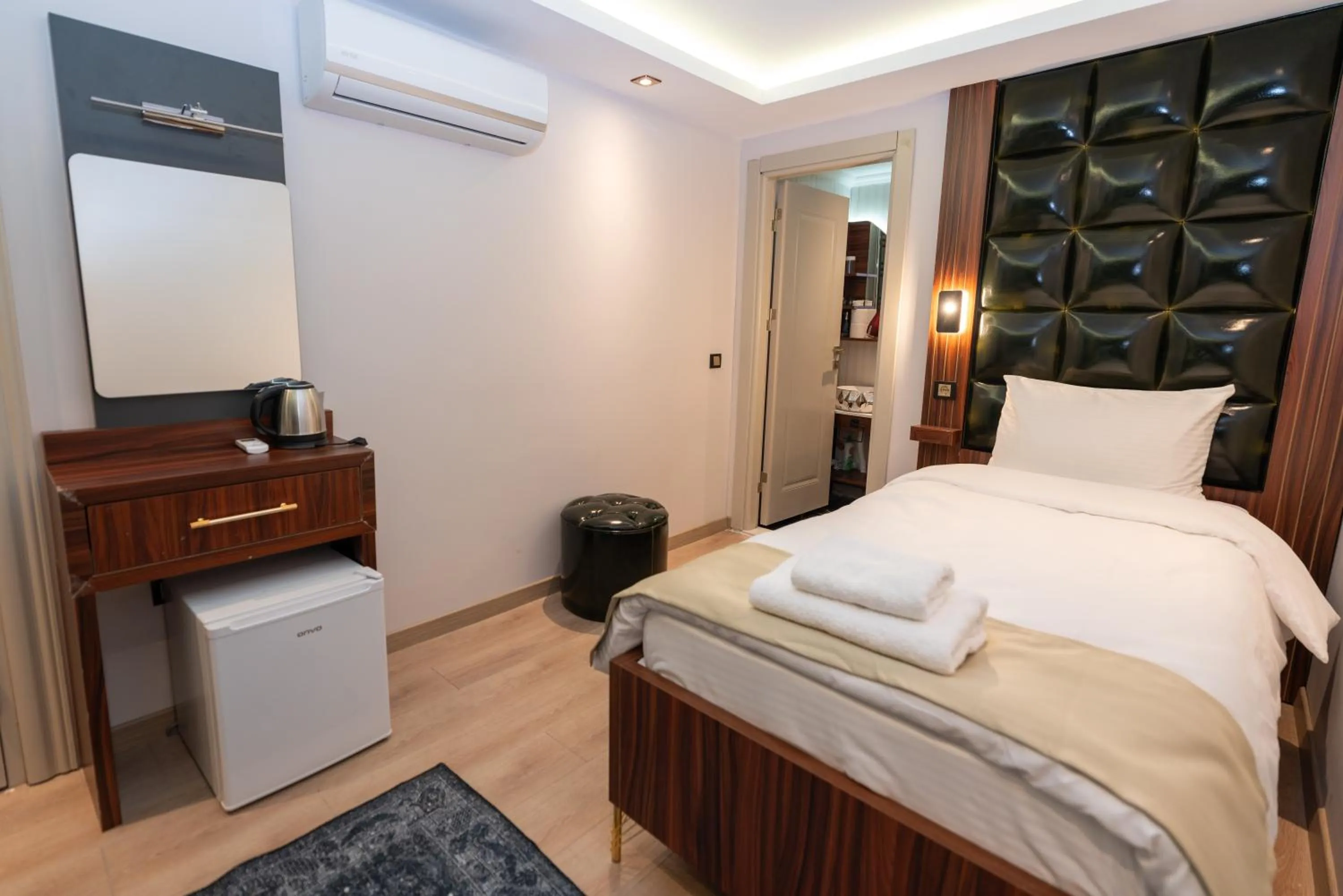 Bed in THE MUA LUXURY HOMEs