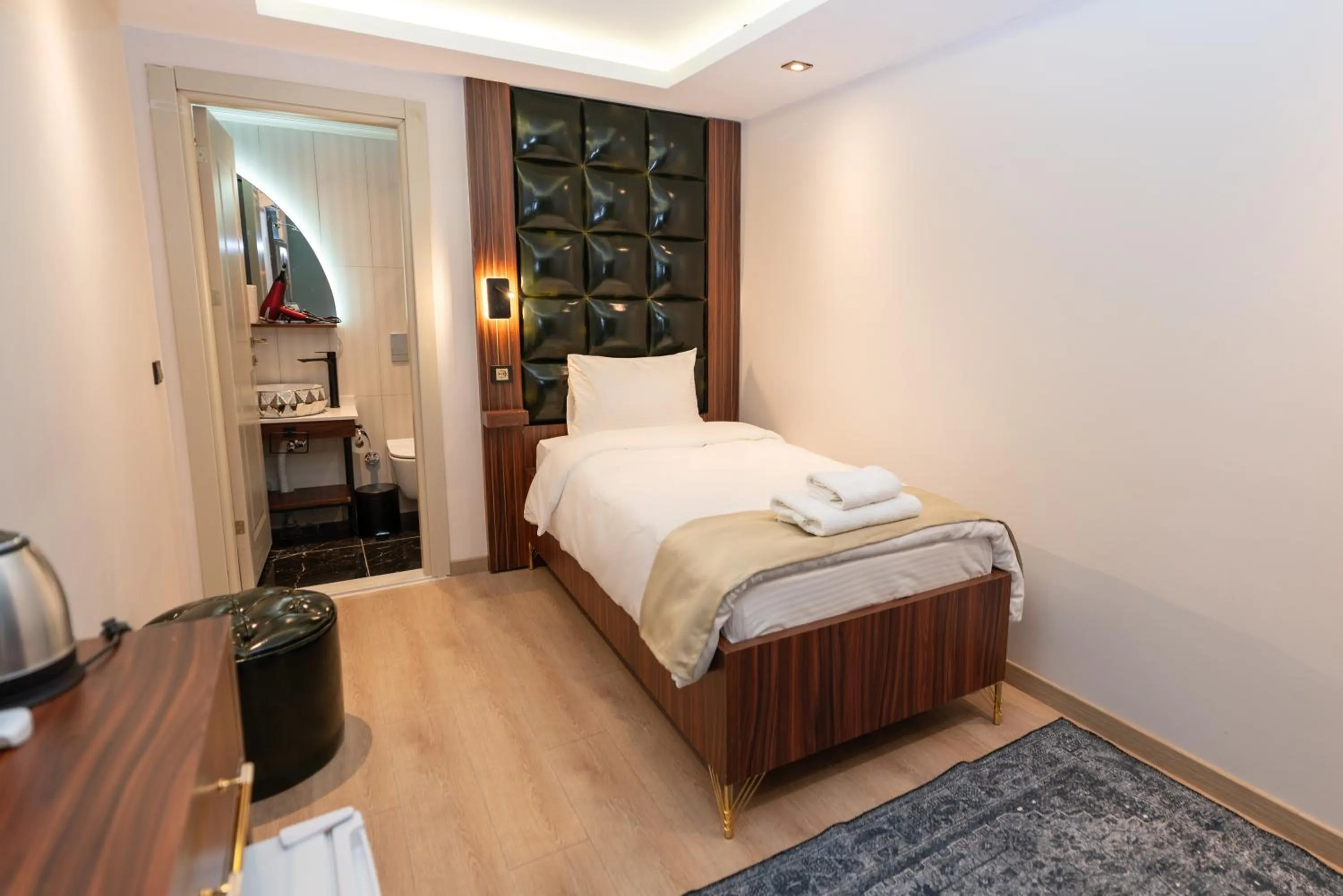 Bed in THE MUA LUXURY HOMEs