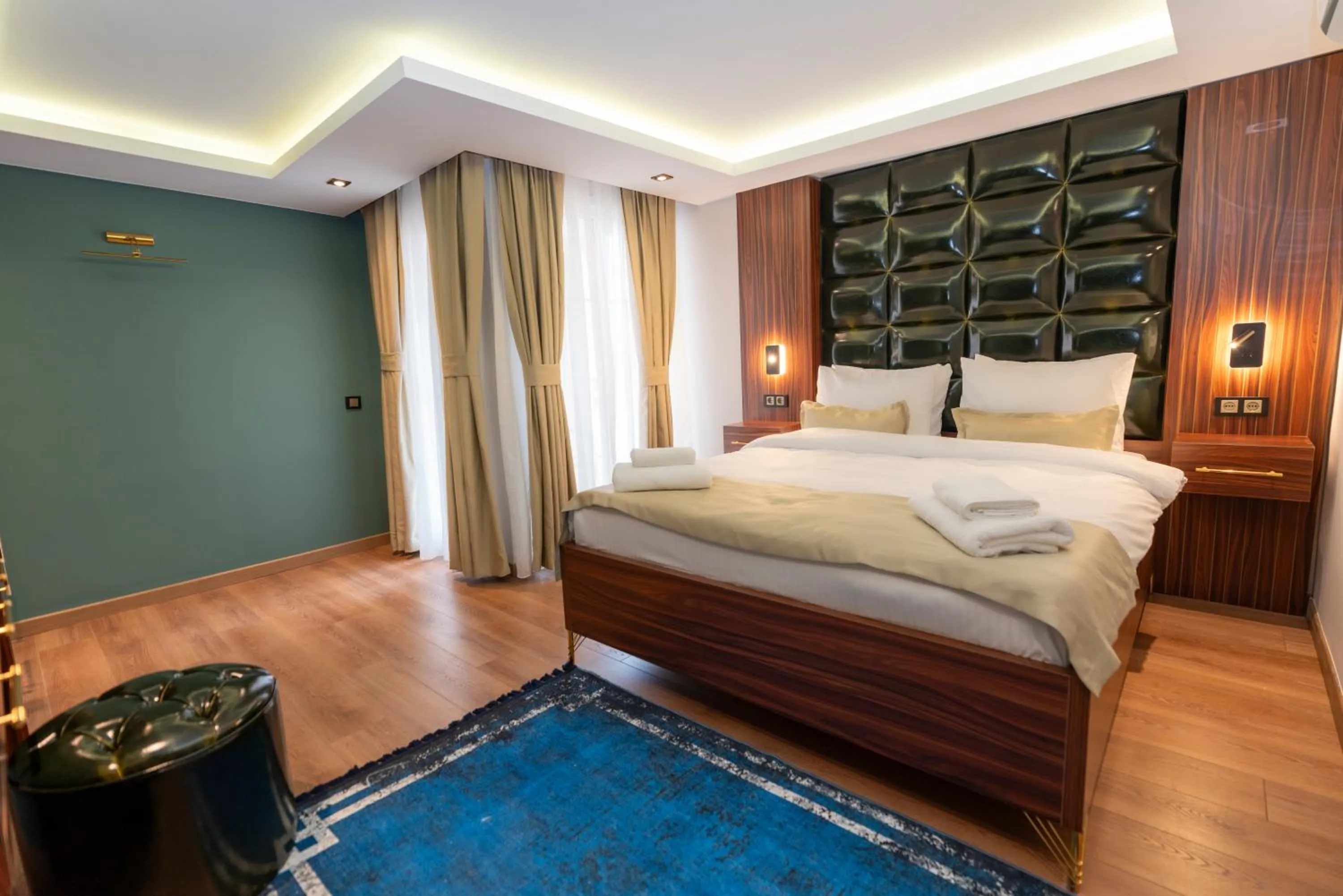 Bed in THE MUA LUXURY HOMEs