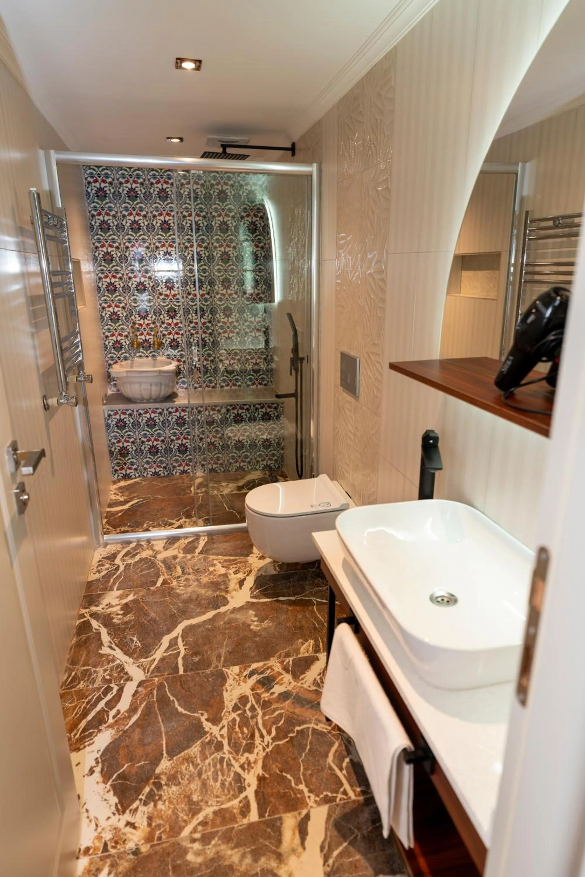 Bathroom in THE MUA LUXURY HOMEs