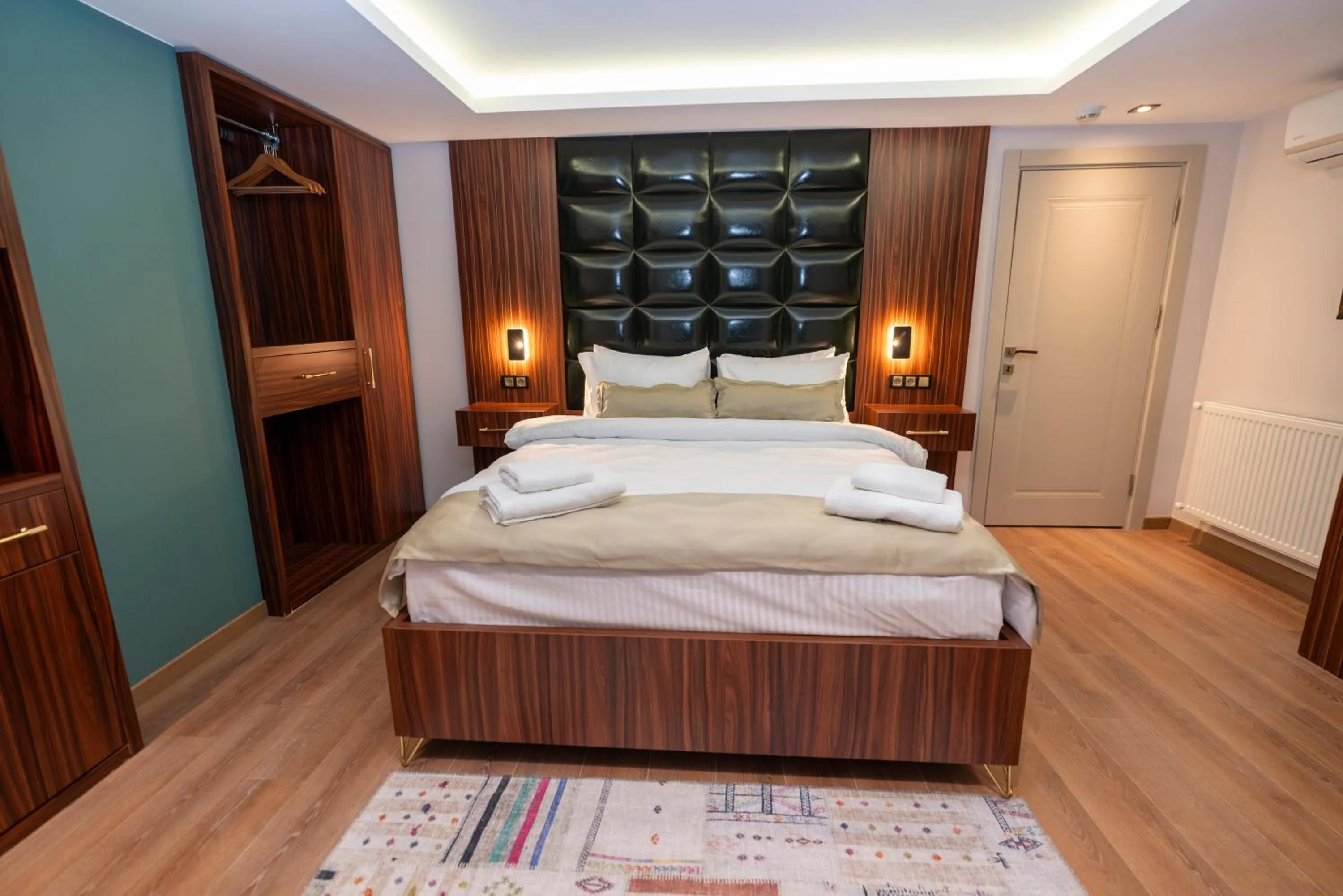 Bed in THE MUA LUXURY HOMEs