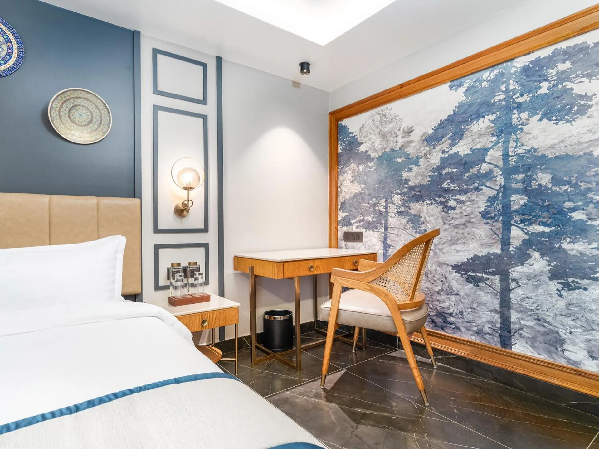 Seating area, Bed in The Vale Lodge