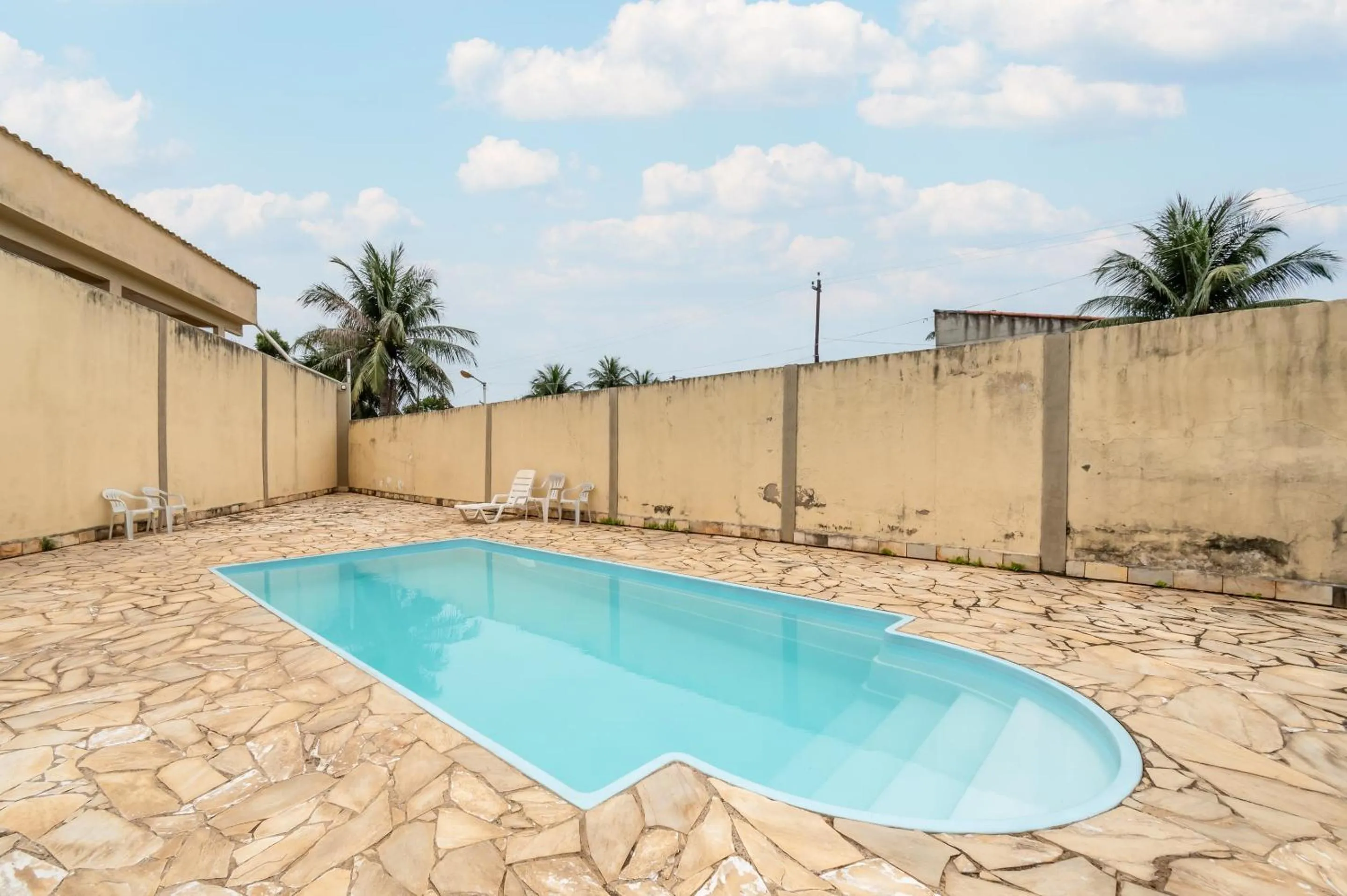Swimming pool in OYO Residencial Muriqui Apart Hotel, Mangaratiba