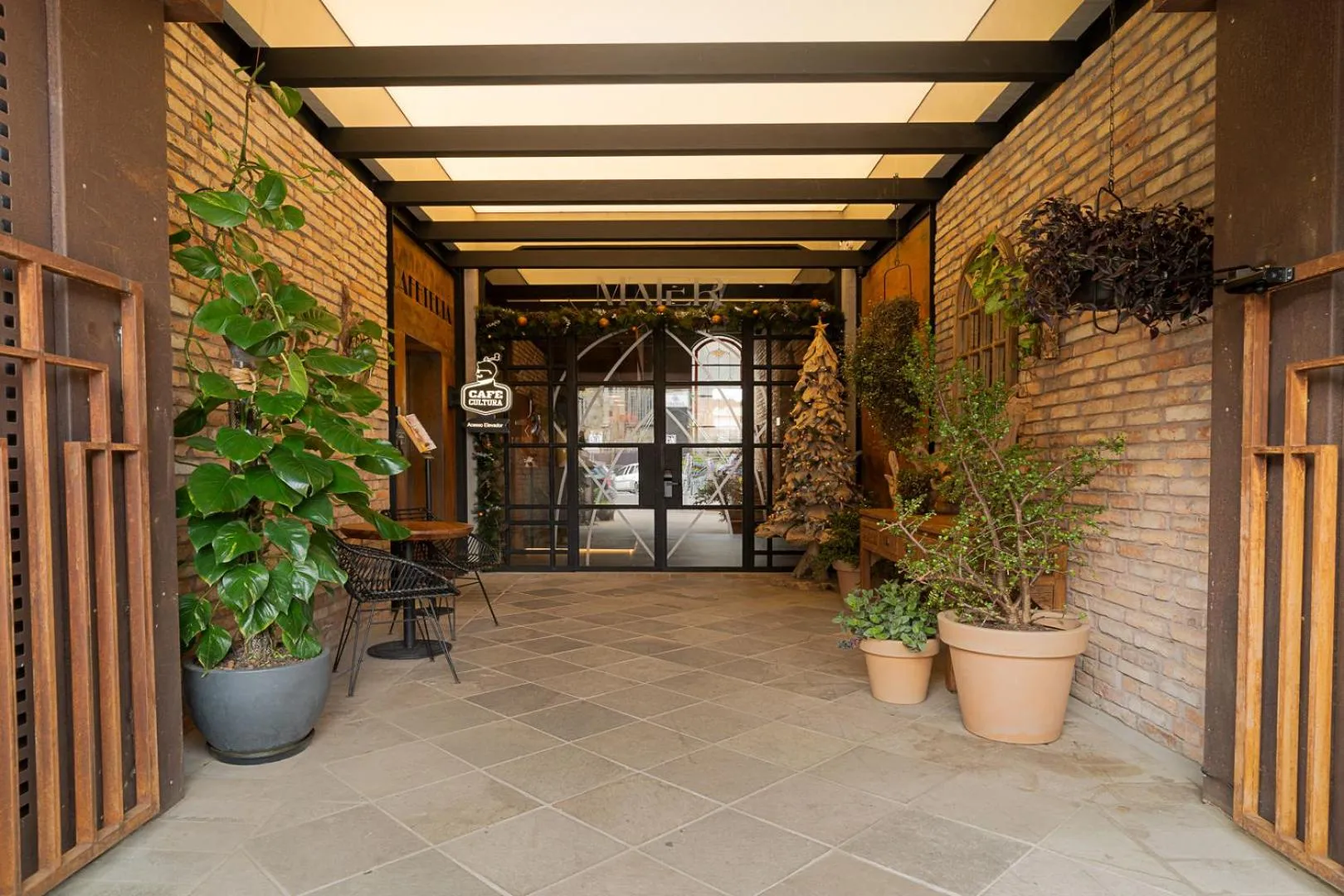 Facade/entrance in Mater Hotel