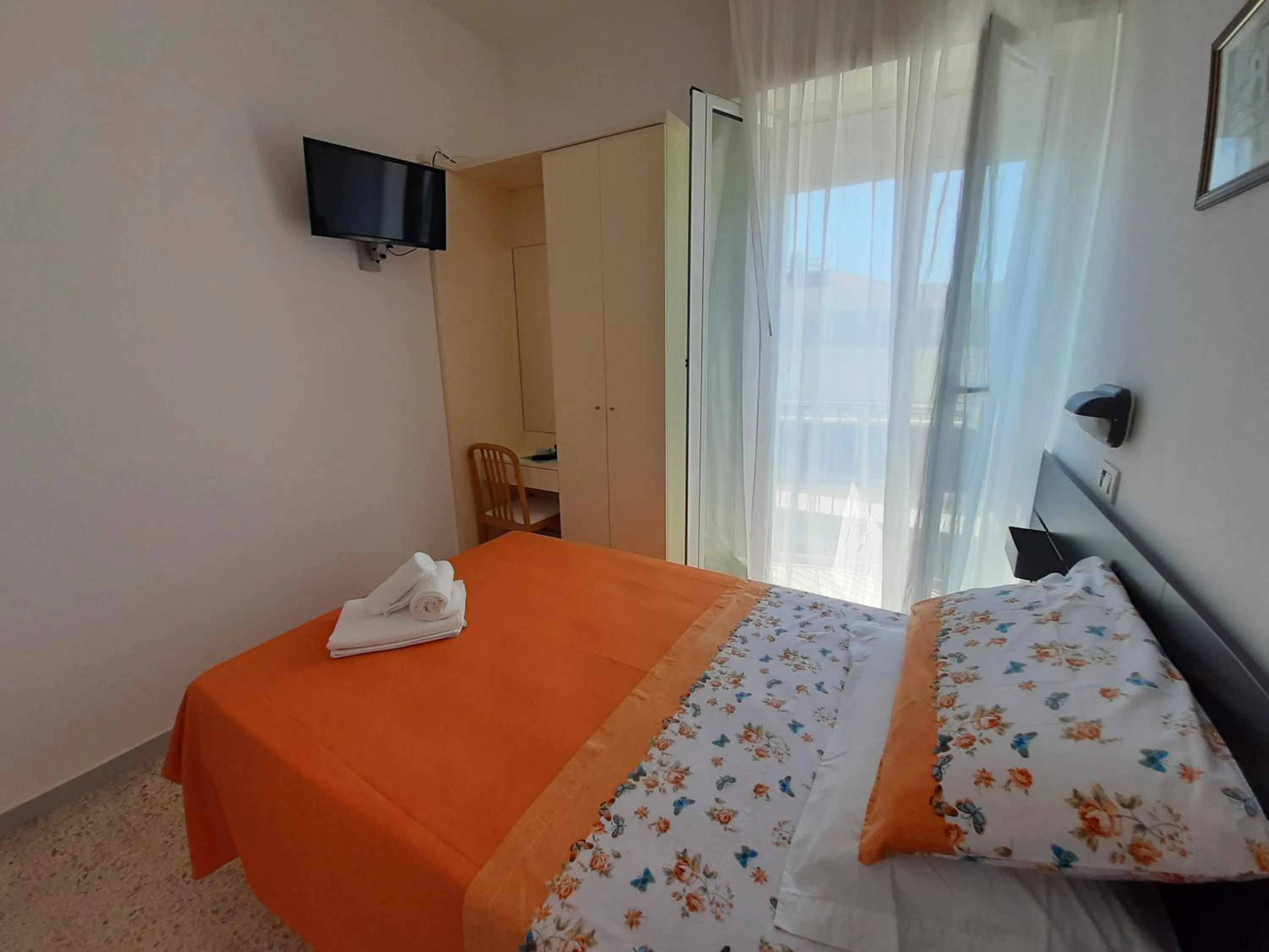 Photo of the whole room, Bed in Hotel Vienna