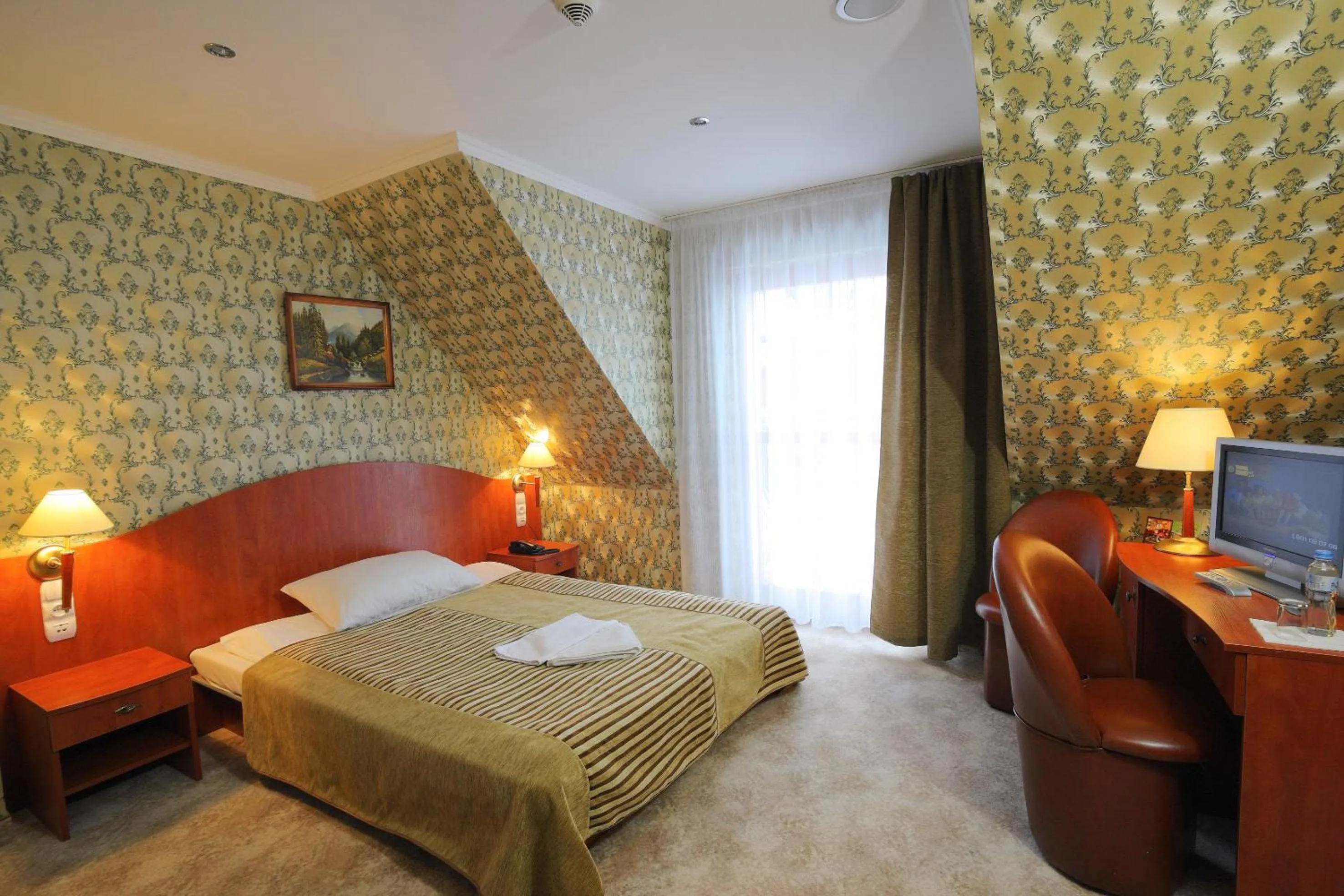 Bedroom, Bed in Manor Hotel