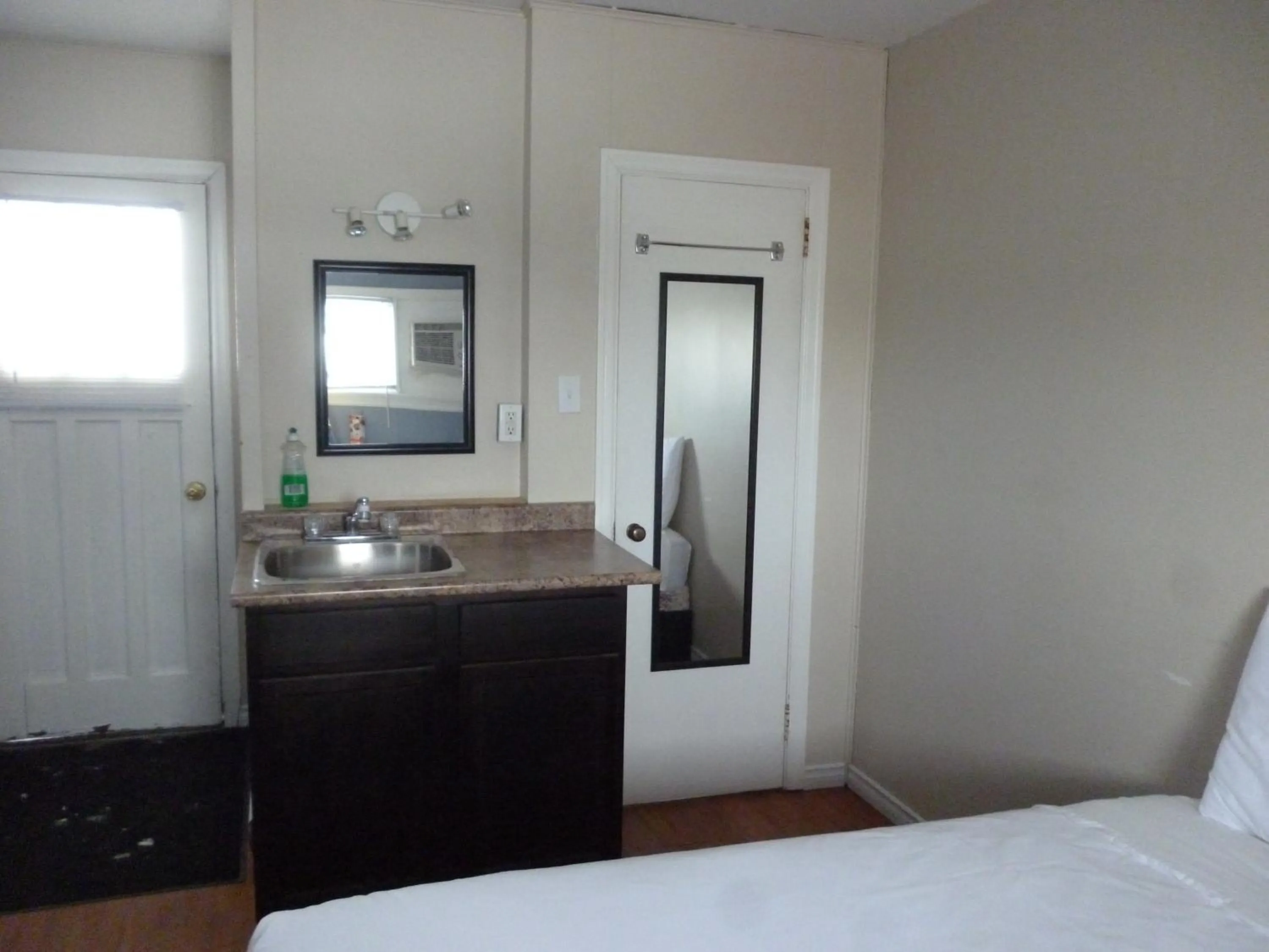 Bathroom in Wheel Inn Motel