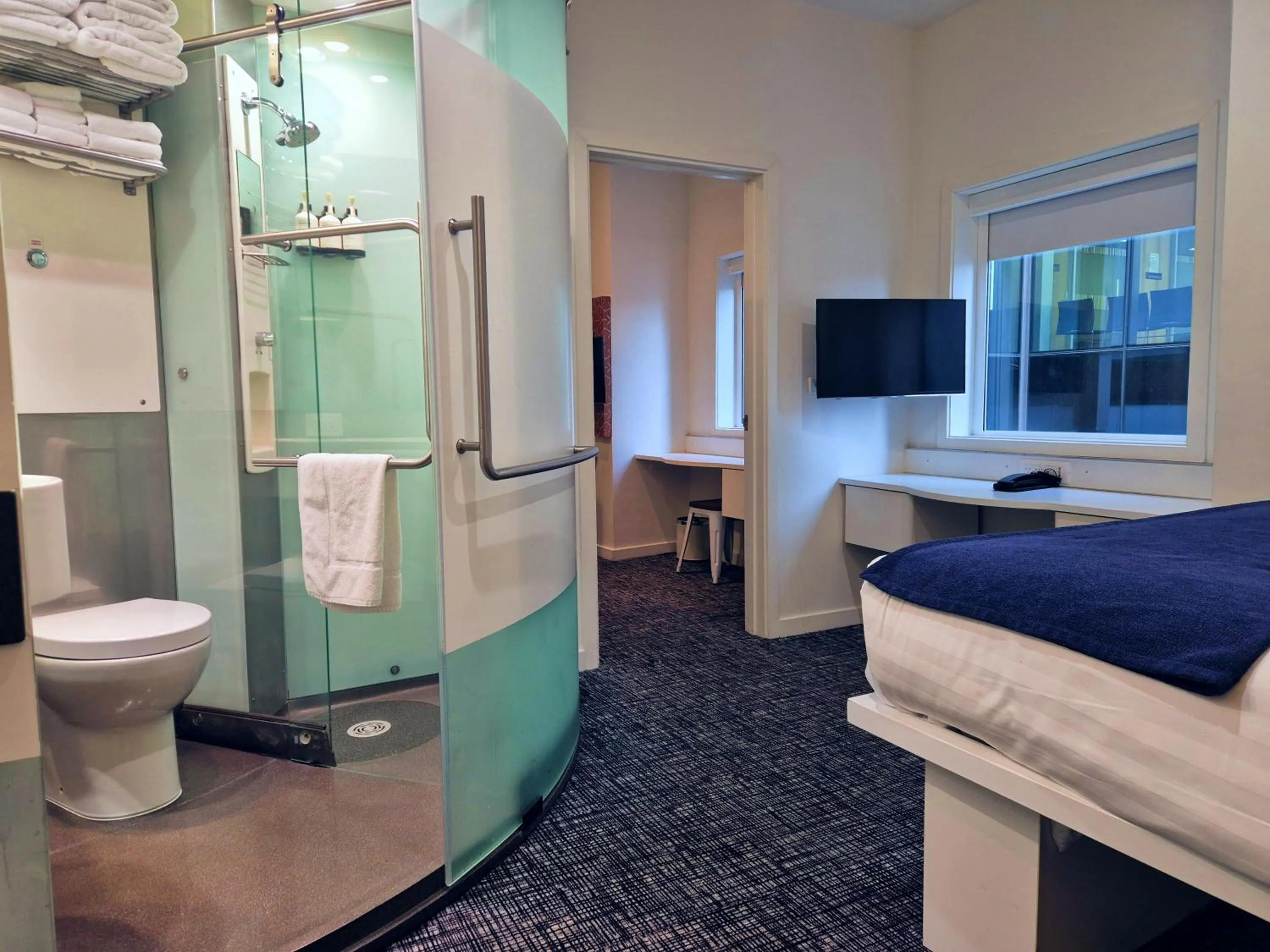 Shower, Bed in BreakFree on Cashel, an Accor Hotel