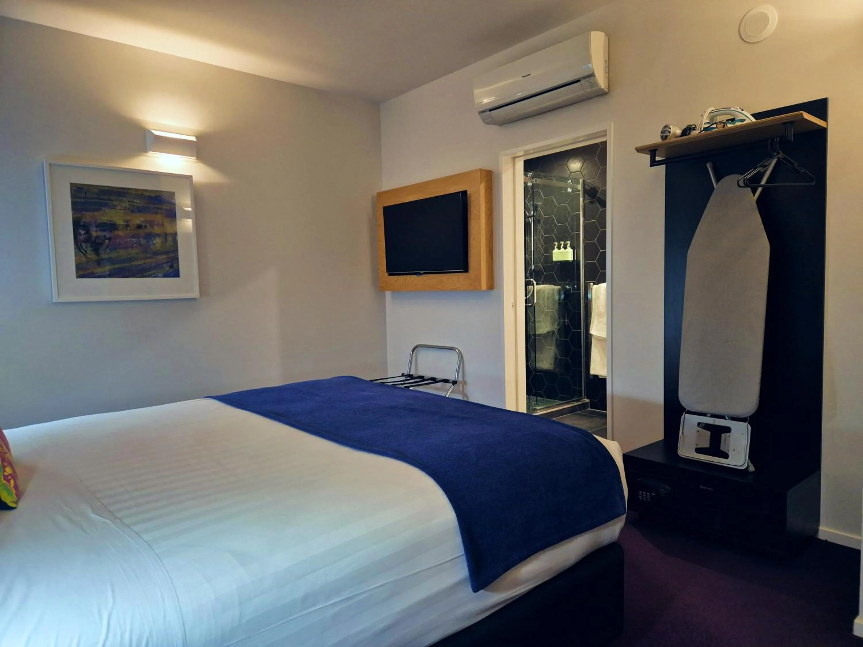 Bedroom, Bed in BreakFree on Cashel, an Accor Hotel