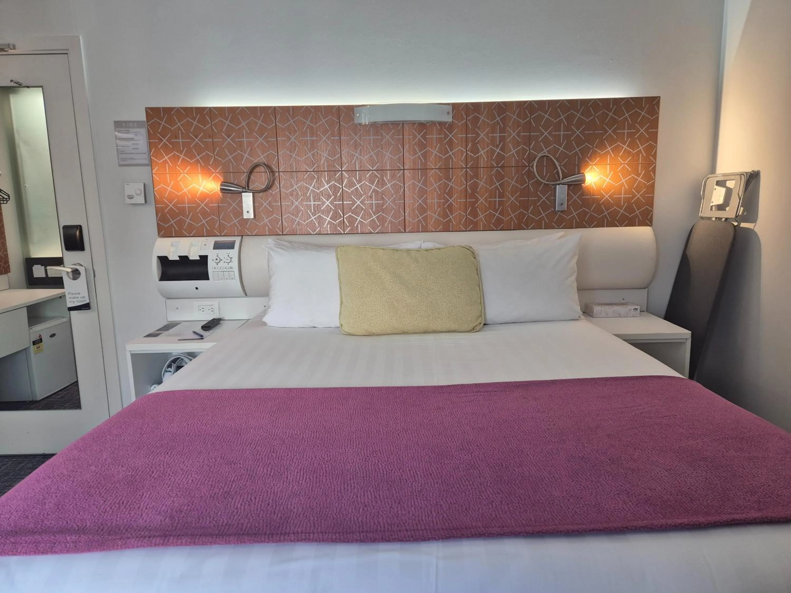 Bed in BreakFree on Cashel, an Accor Hotel