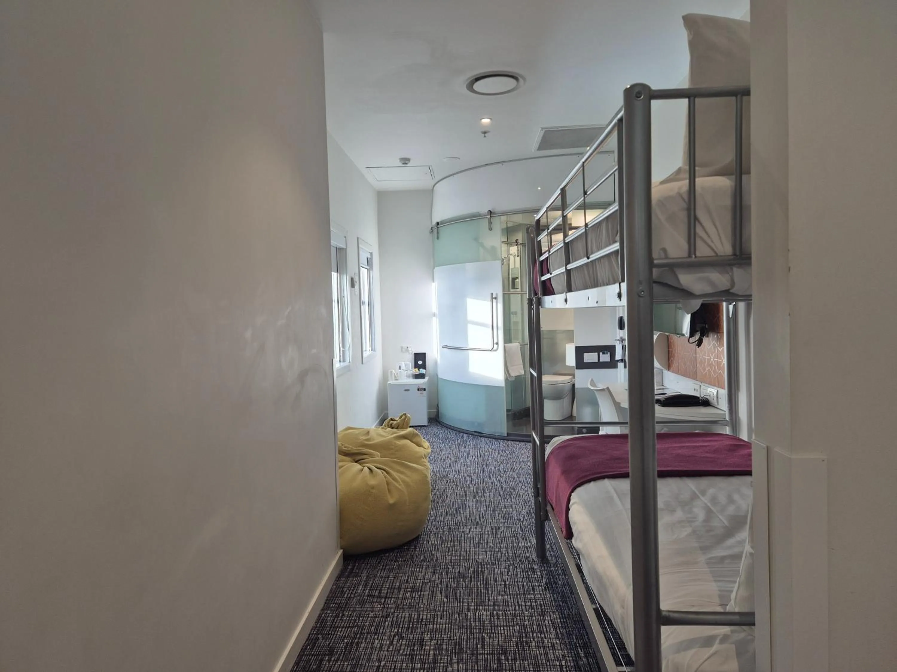 Bathroom, Bed in BreakFree on Cashel, an Accor Hotel