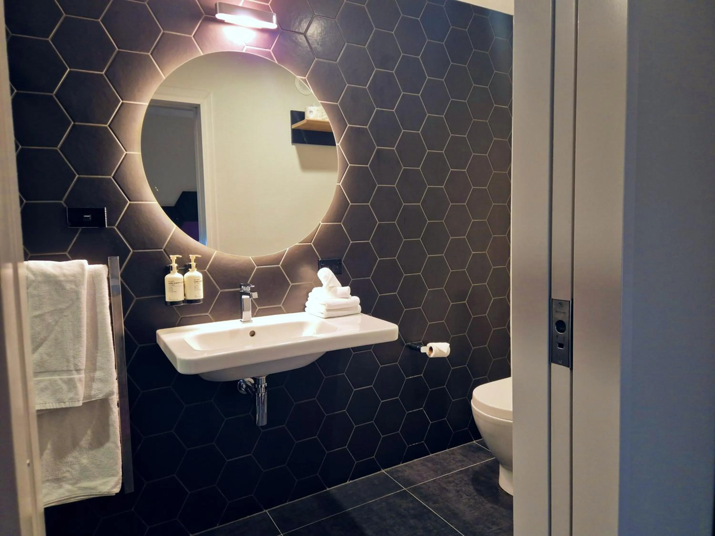 Bathroom in BreakFree on Cashel, an Accor Hotel