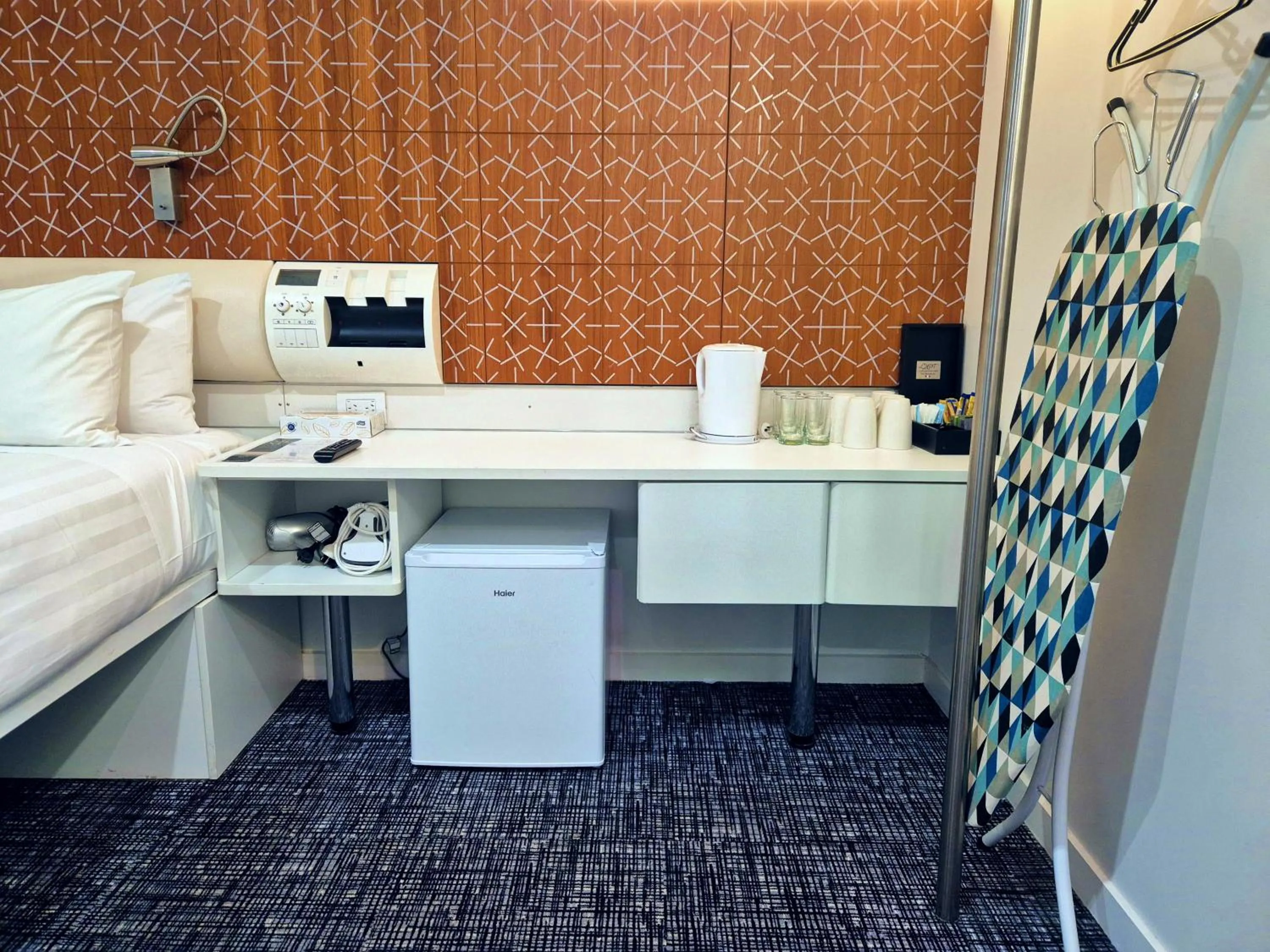 Coffee/tea facilities, Bed in BreakFree on Cashel, an Accor Hotel