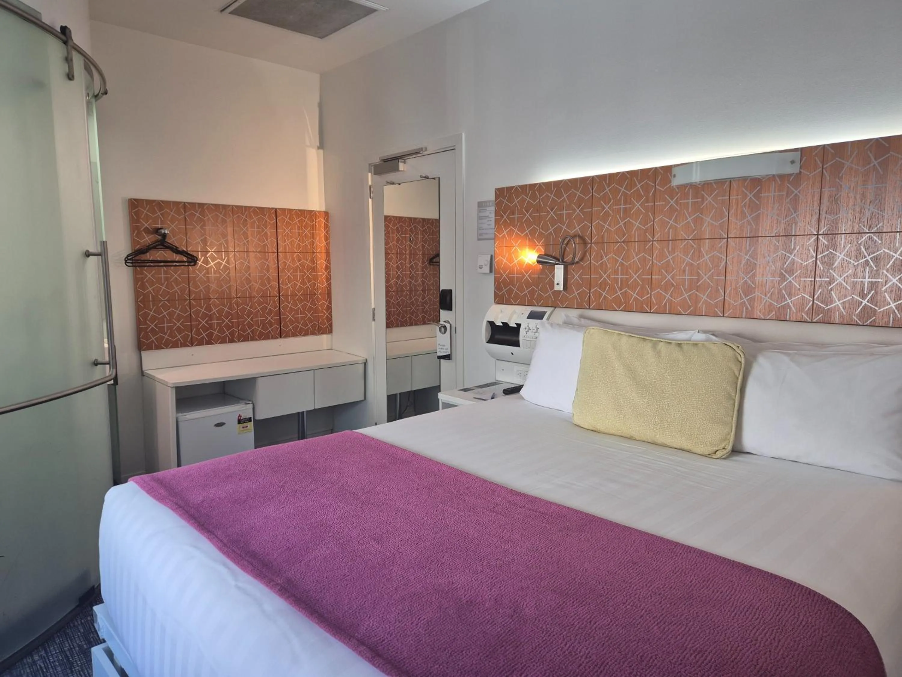 Bedroom, Bed in BreakFree on Cashel, an Accor Hotel