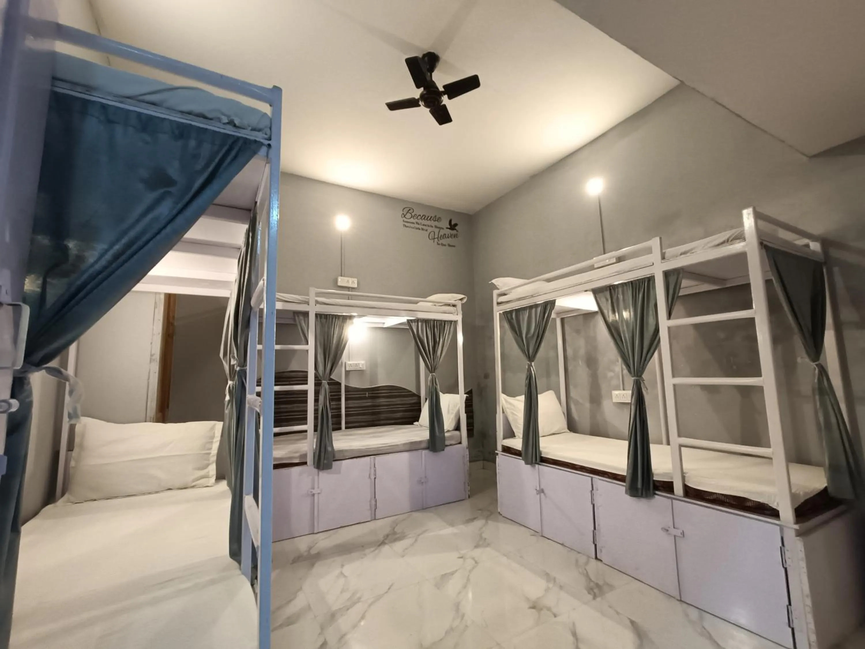 Bed in Mohit Paying Guest House