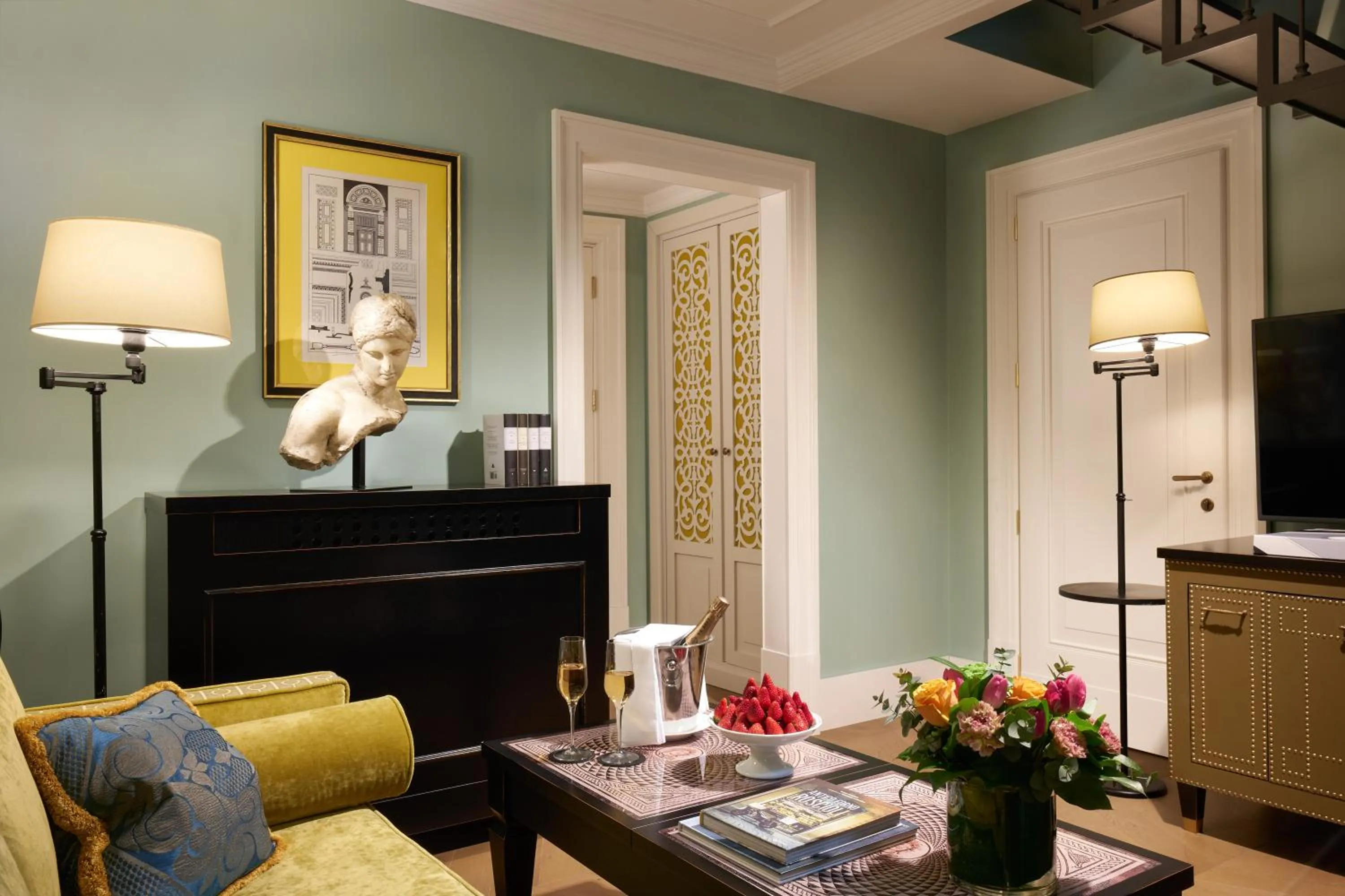 TV and multimedia in Rocco Forte Hotel De La Ville