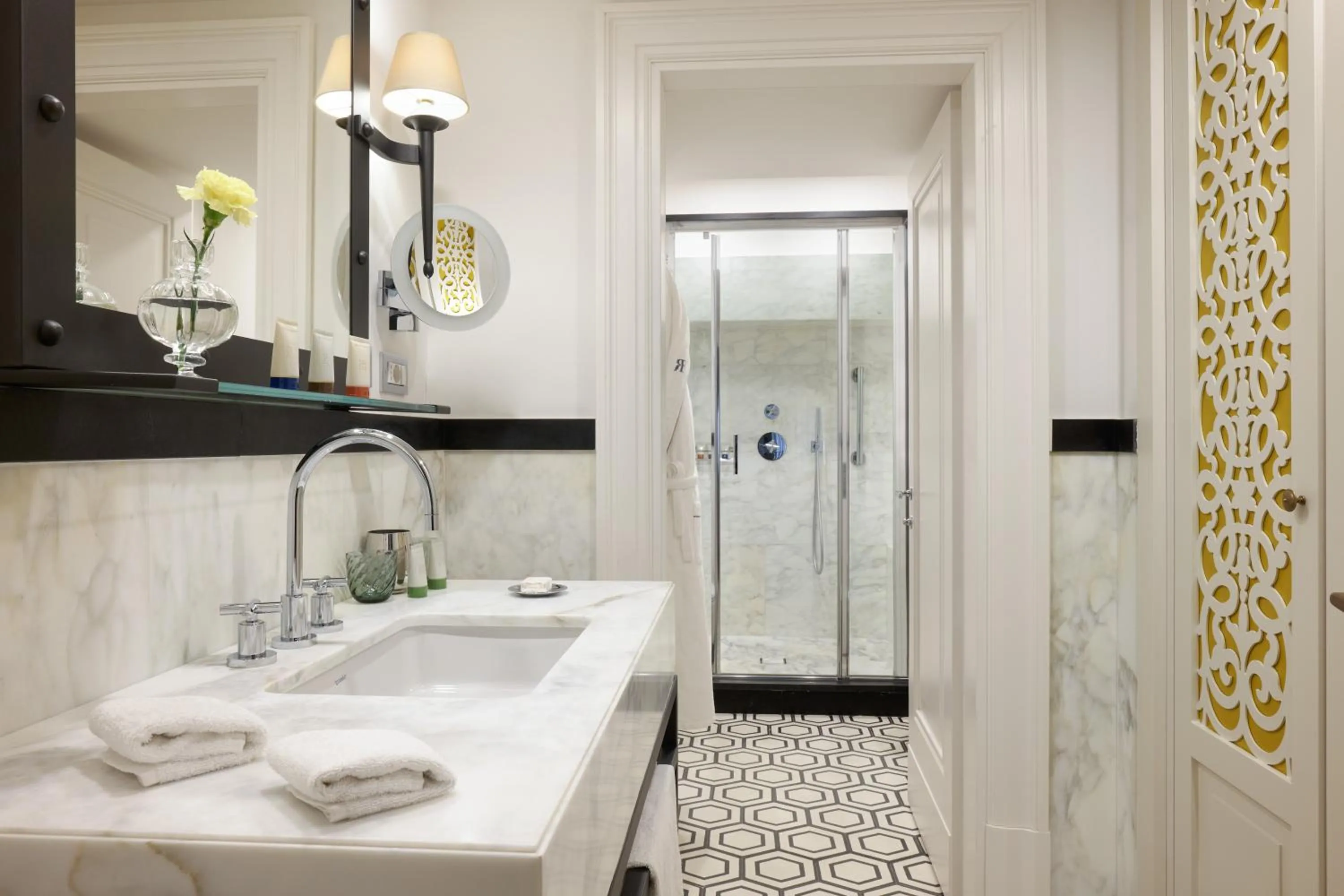 Shower in Rocco Forte Hotel De La Ville