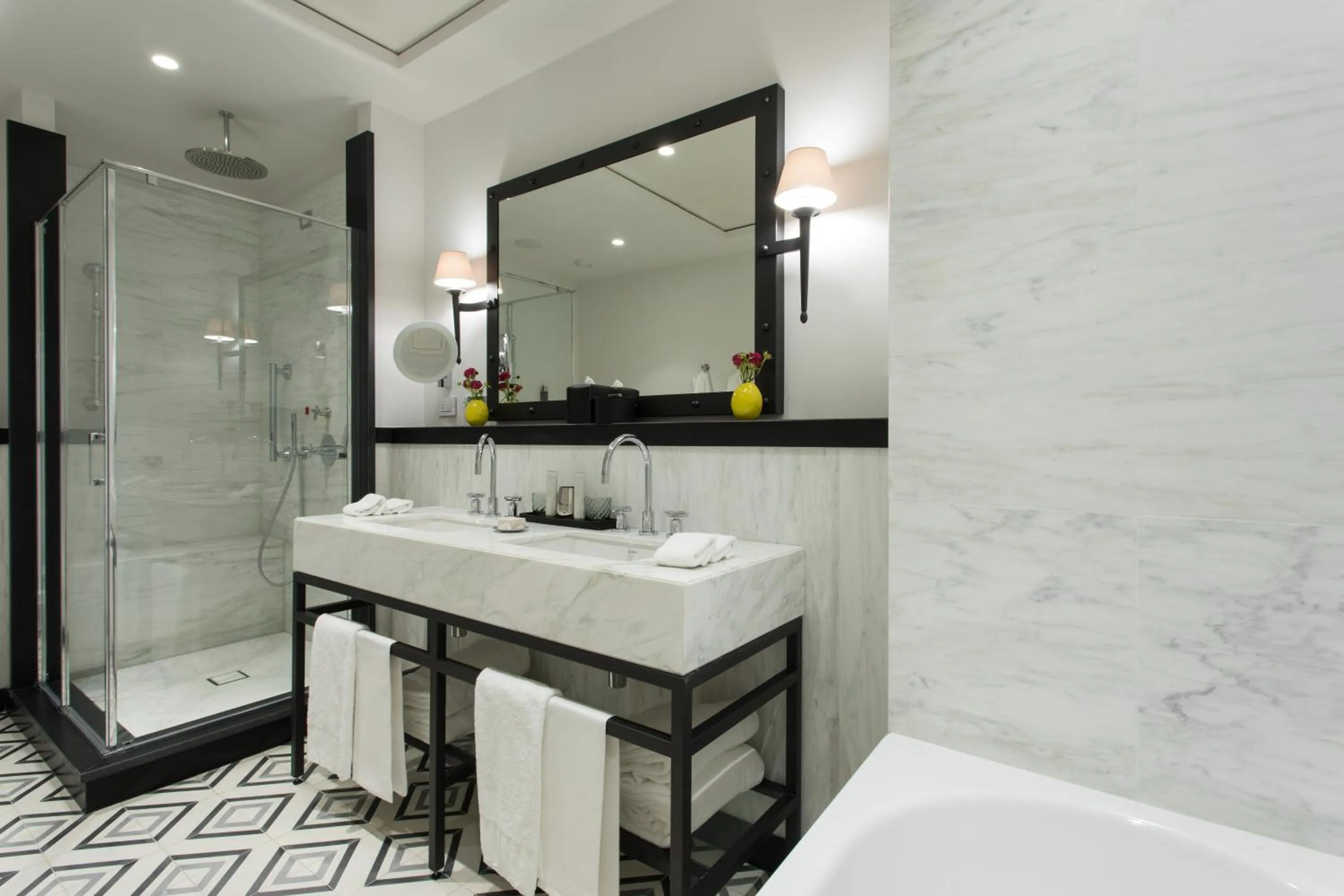 Shower in Rocco Forte Hotel De La Ville