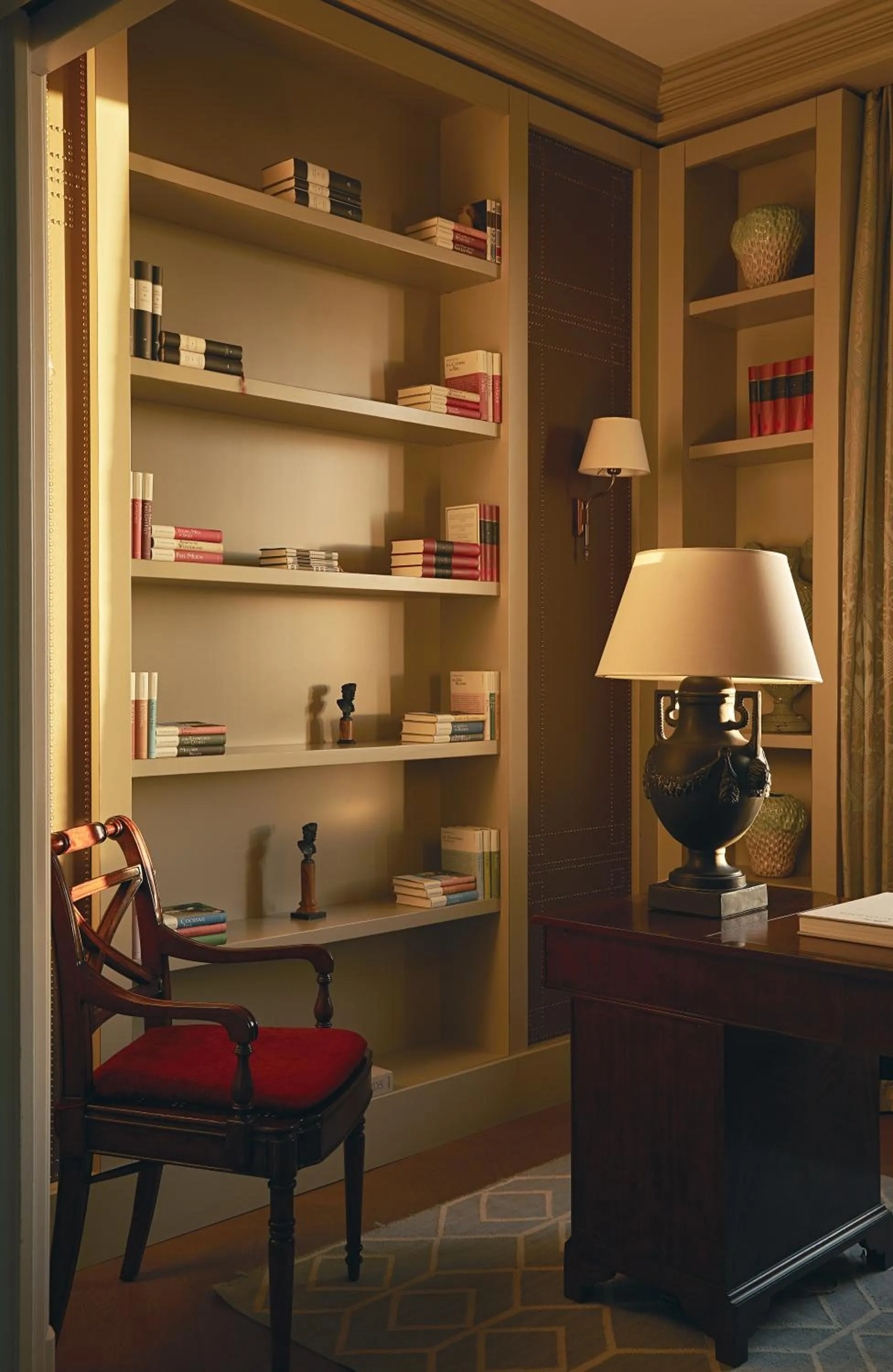 Library in Rocco Forte Hotel De La Ville