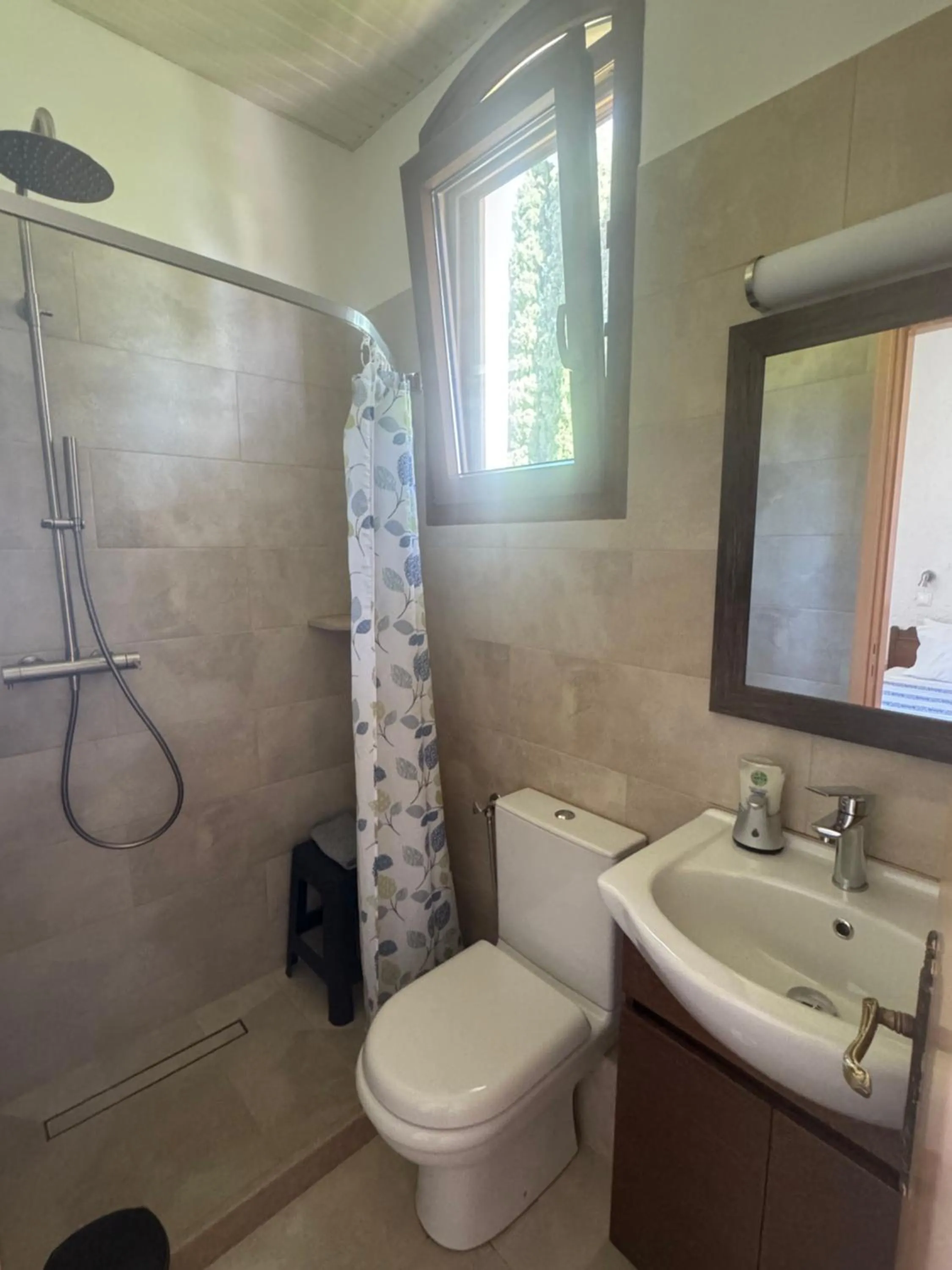 Shower in Pythaïs Hotel