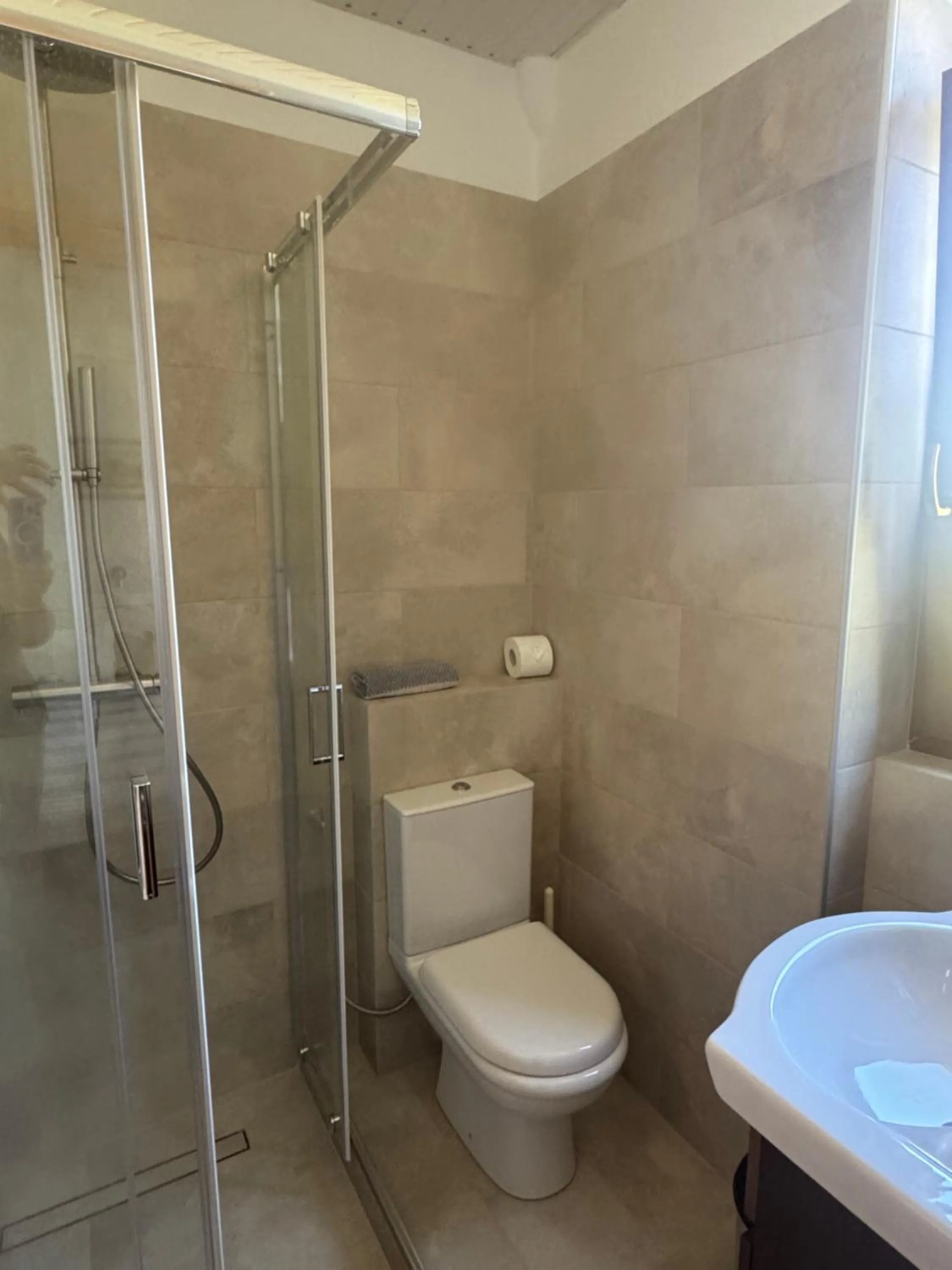 Shower in Pythaïs Hotel