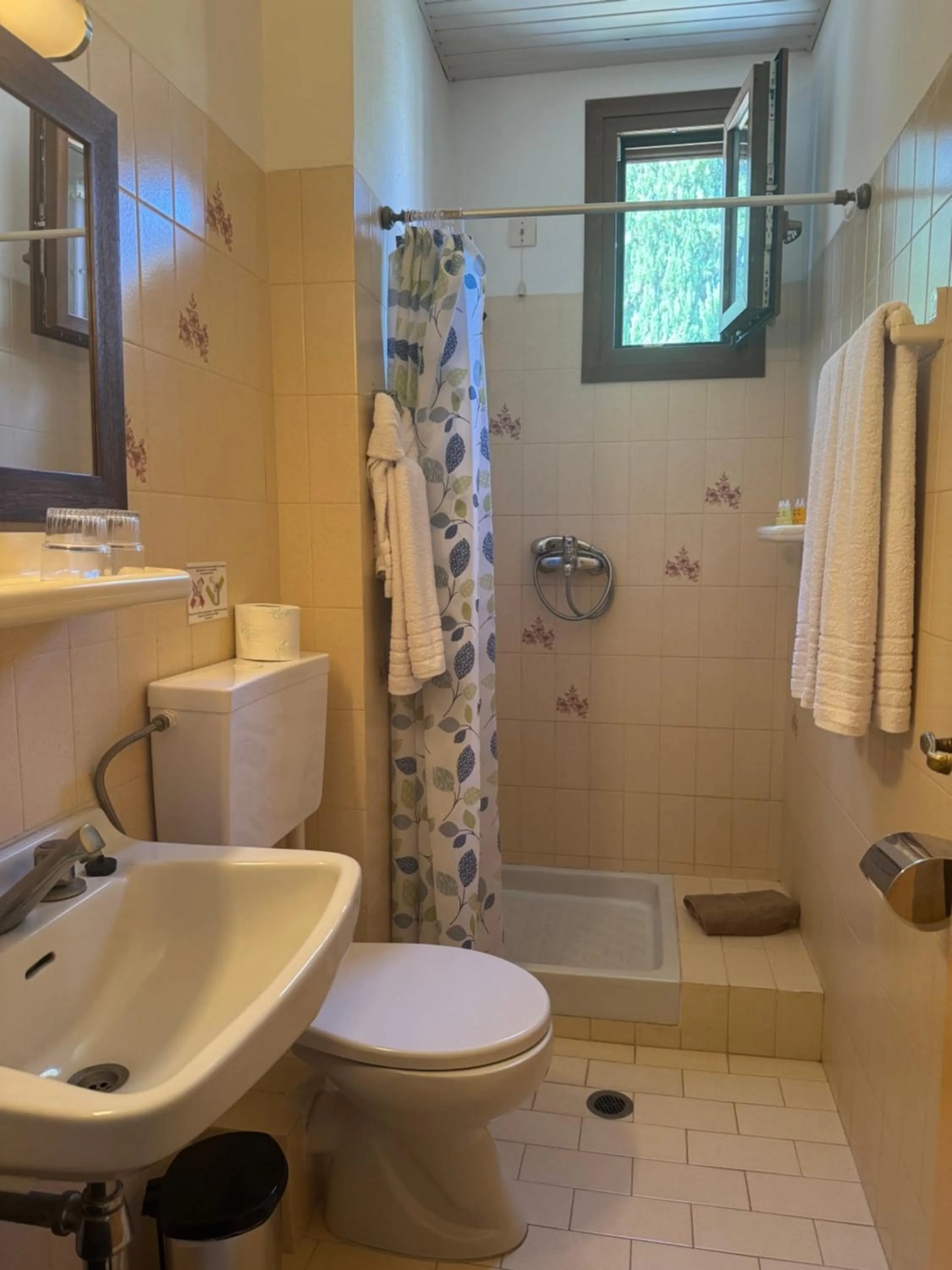 Bathroom in Pythaïs Hotel