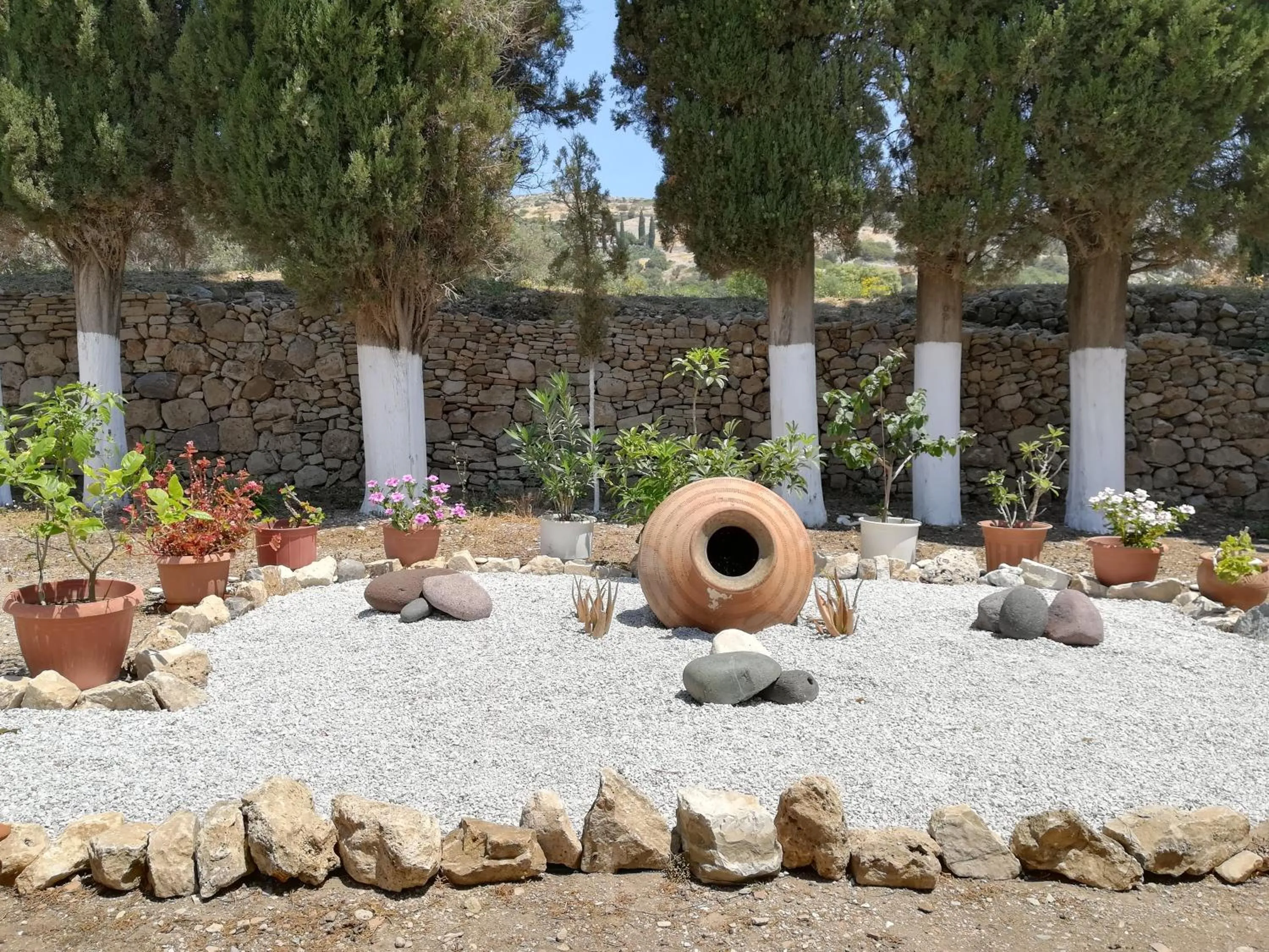 Garden in Pythaïs Hotel