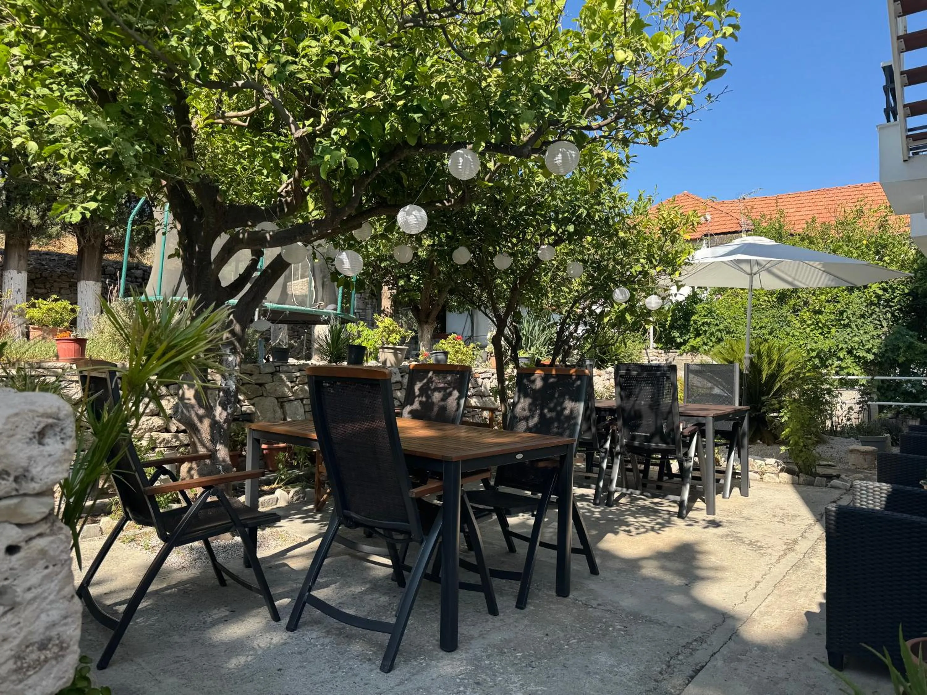 Garden in Pythaïs Hotel
