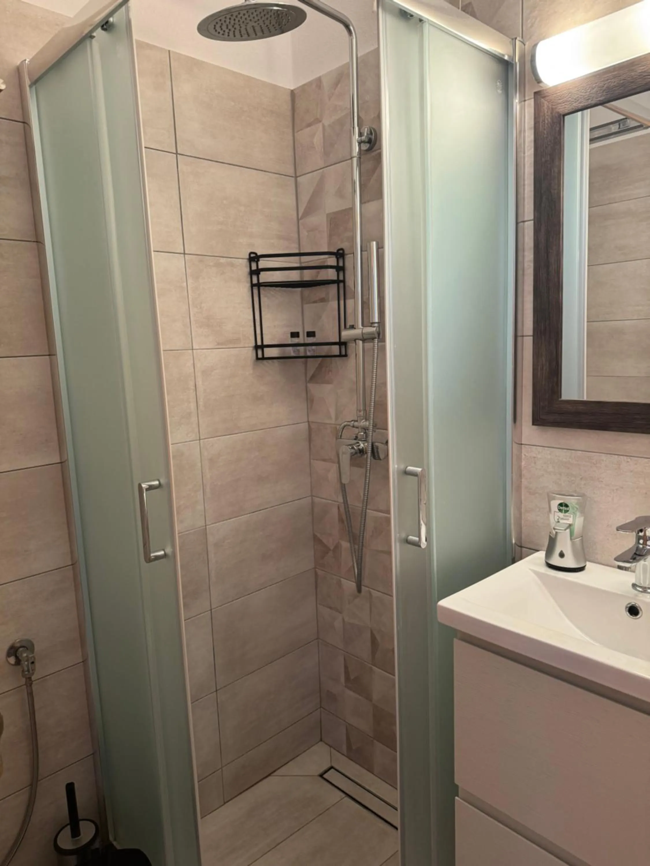 Shower in Pythaïs Hotel