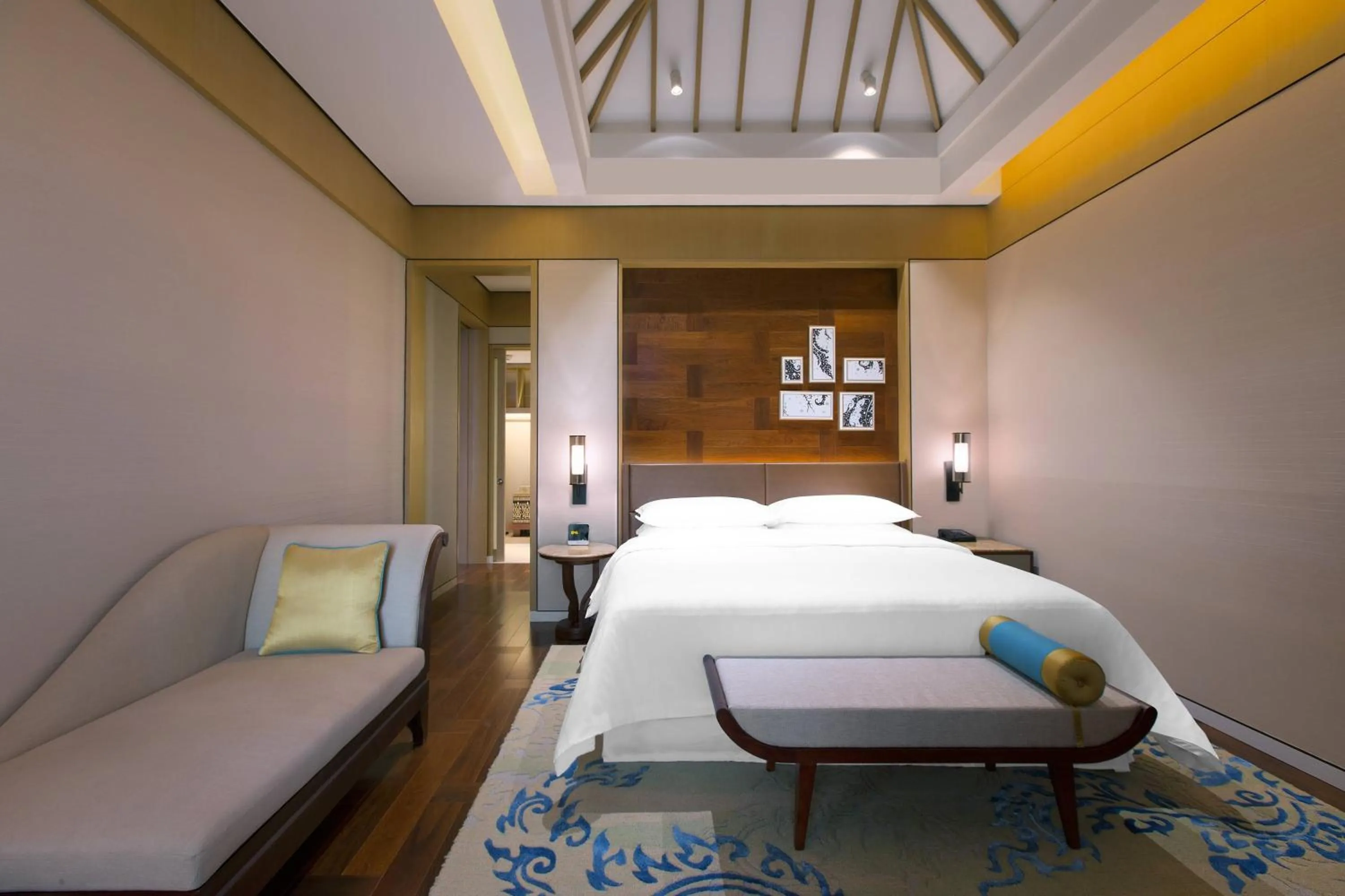 Photo of the whole room, Bed in Sheraton Grand Xishuangbanna Hotel