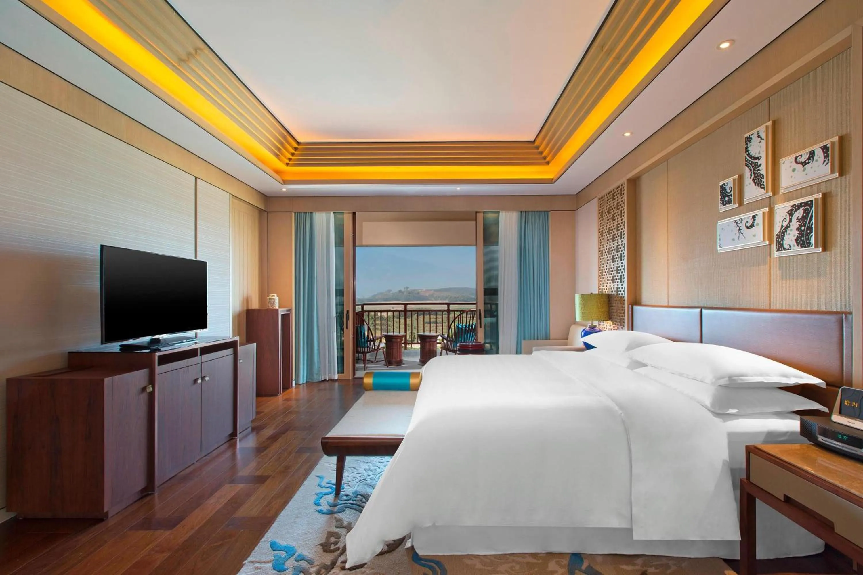 Photo of the whole room, Bed in Sheraton Grand Xishuangbanna Hotel