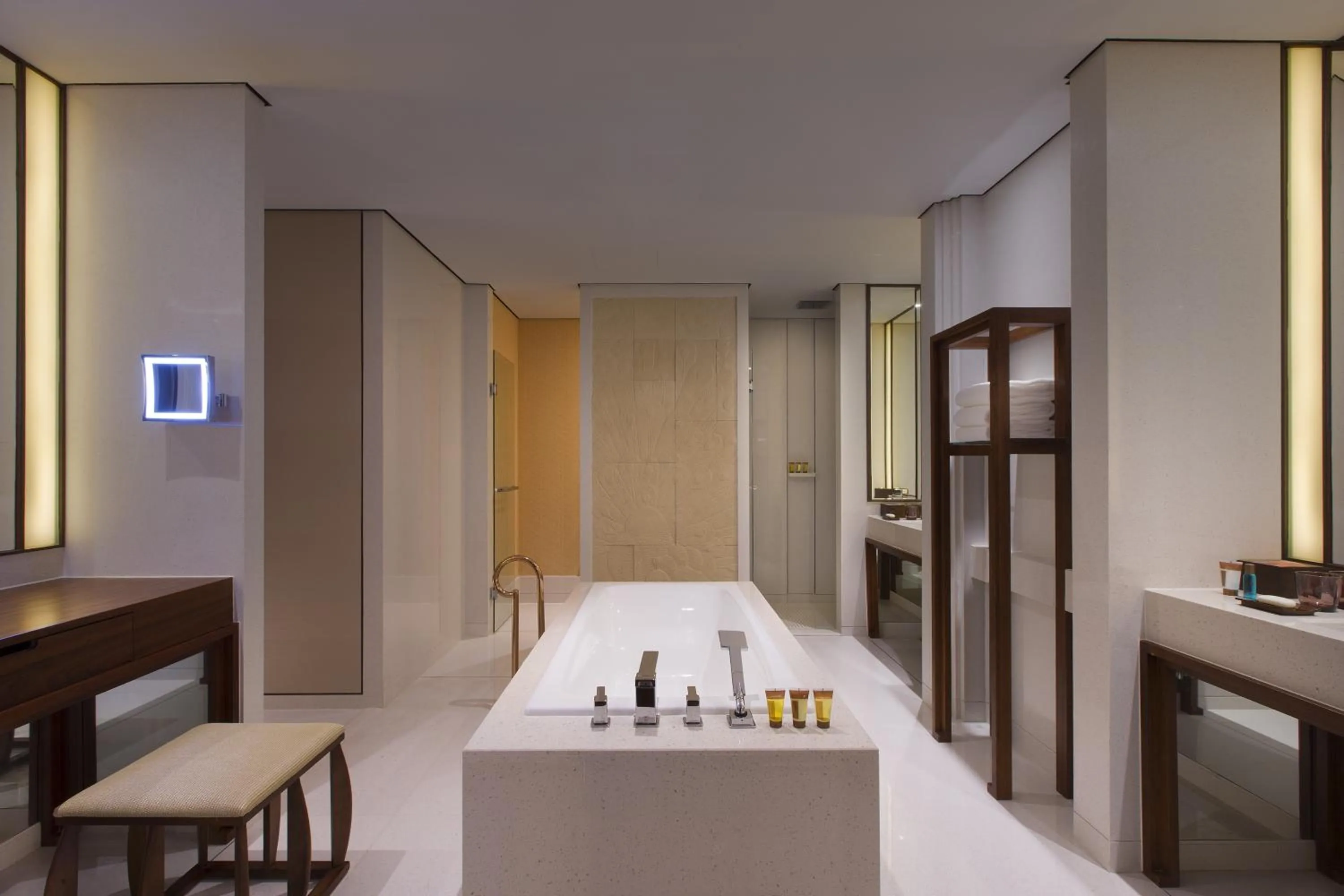 Hot Tub, Bed in Sheraton Grand Xishuangbanna Hotel