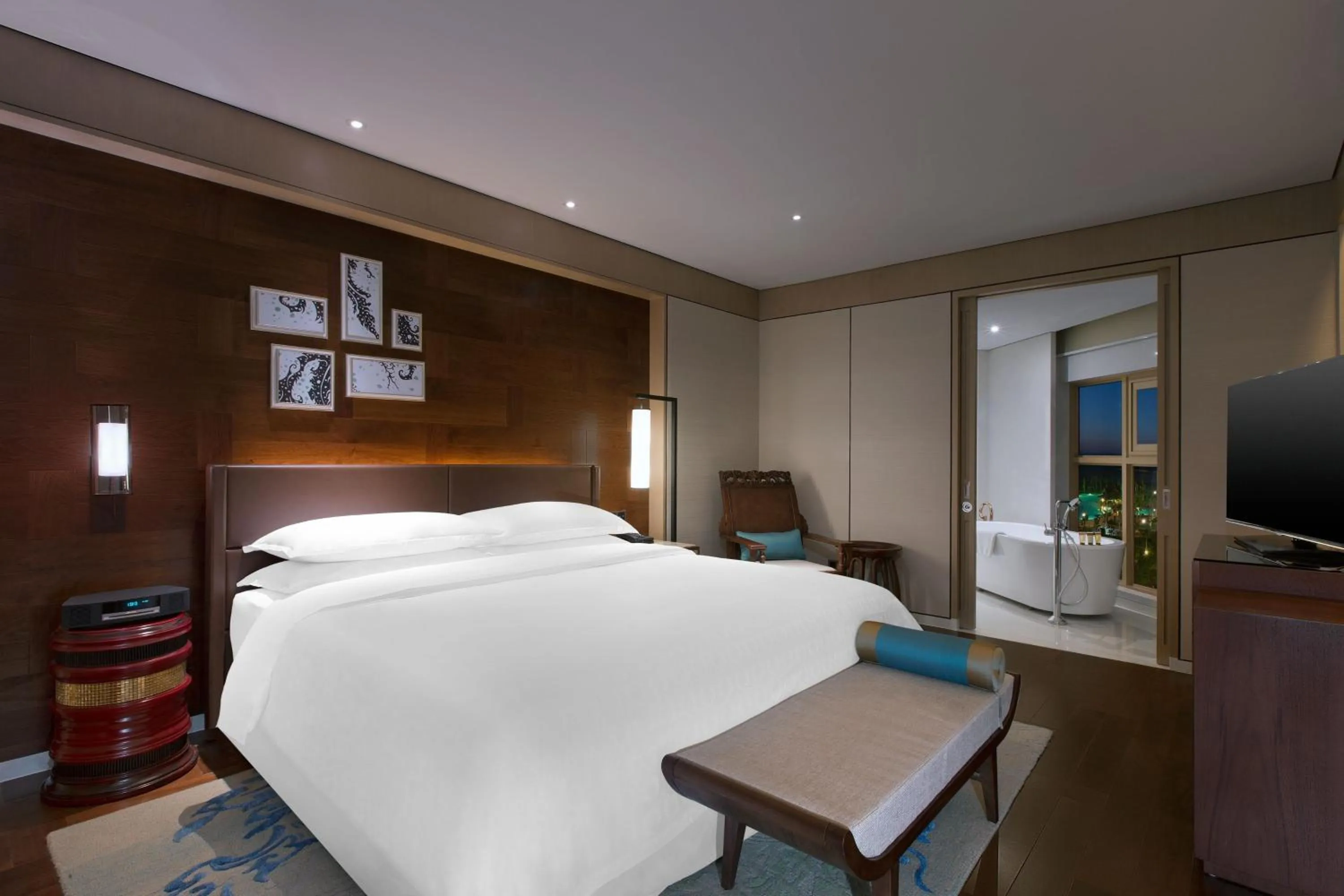 Photo of the whole room, Bed in Sheraton Grand Xishuangbanna Hotel