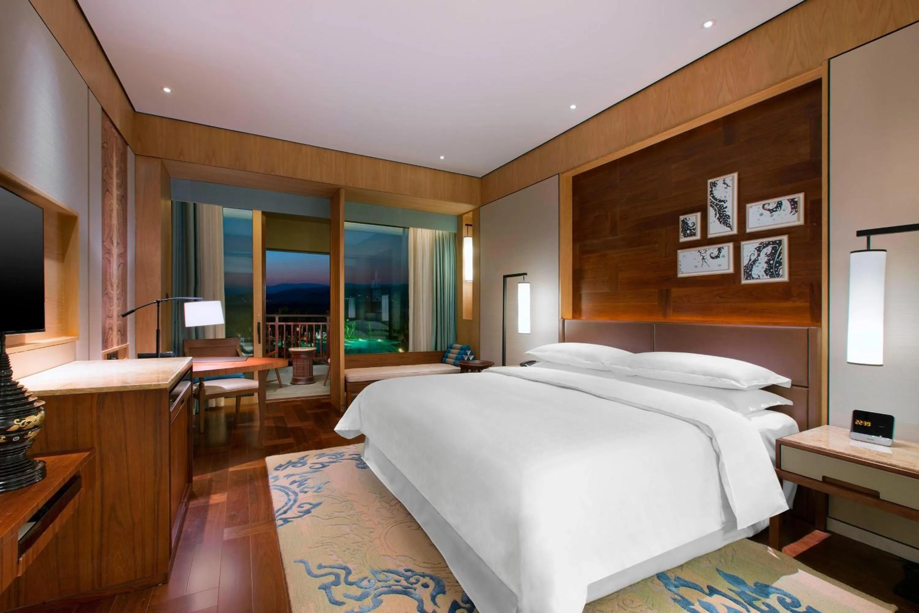 Photo of the whole room, Bed in Sheraton Grand Xishuangbanna Hotel