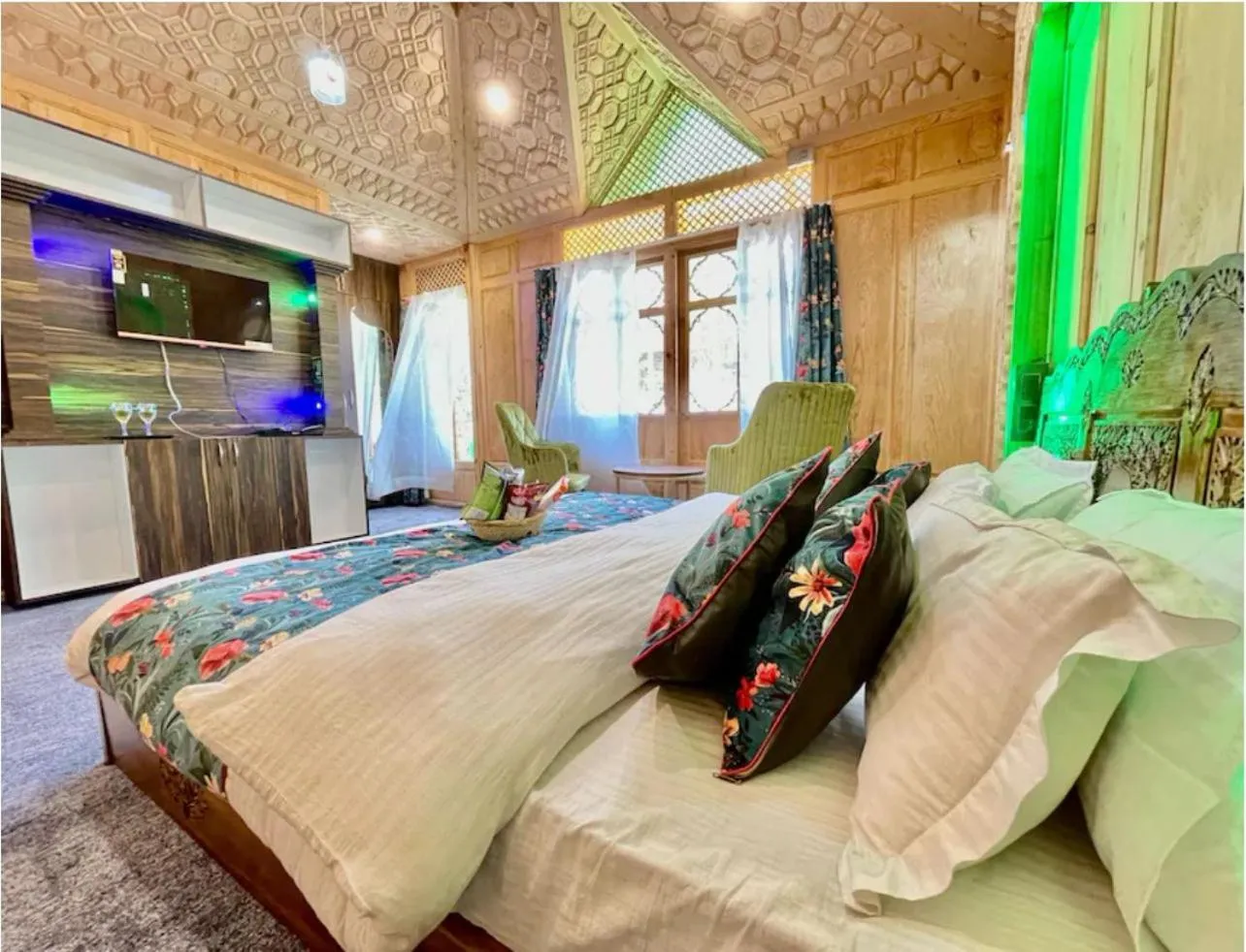 Bed in The Heritage Group Of Houseboats