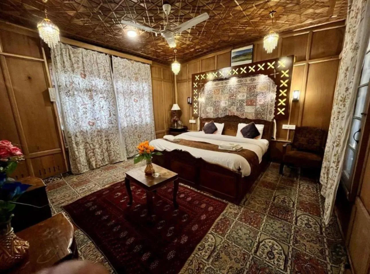 Bed in The Heritage Group Of Houseboats