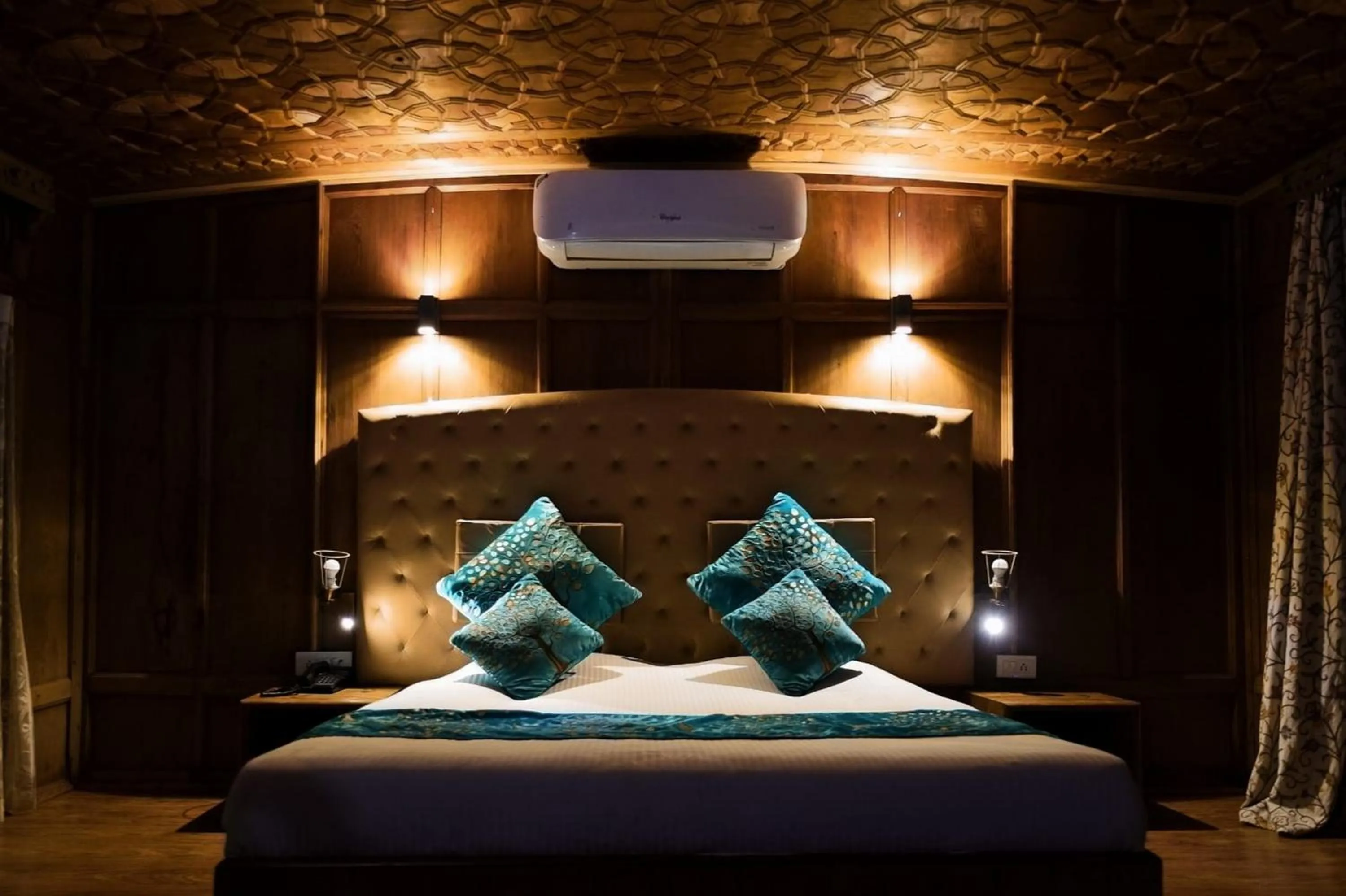 Bed in The Heritage Group Of Houseboats