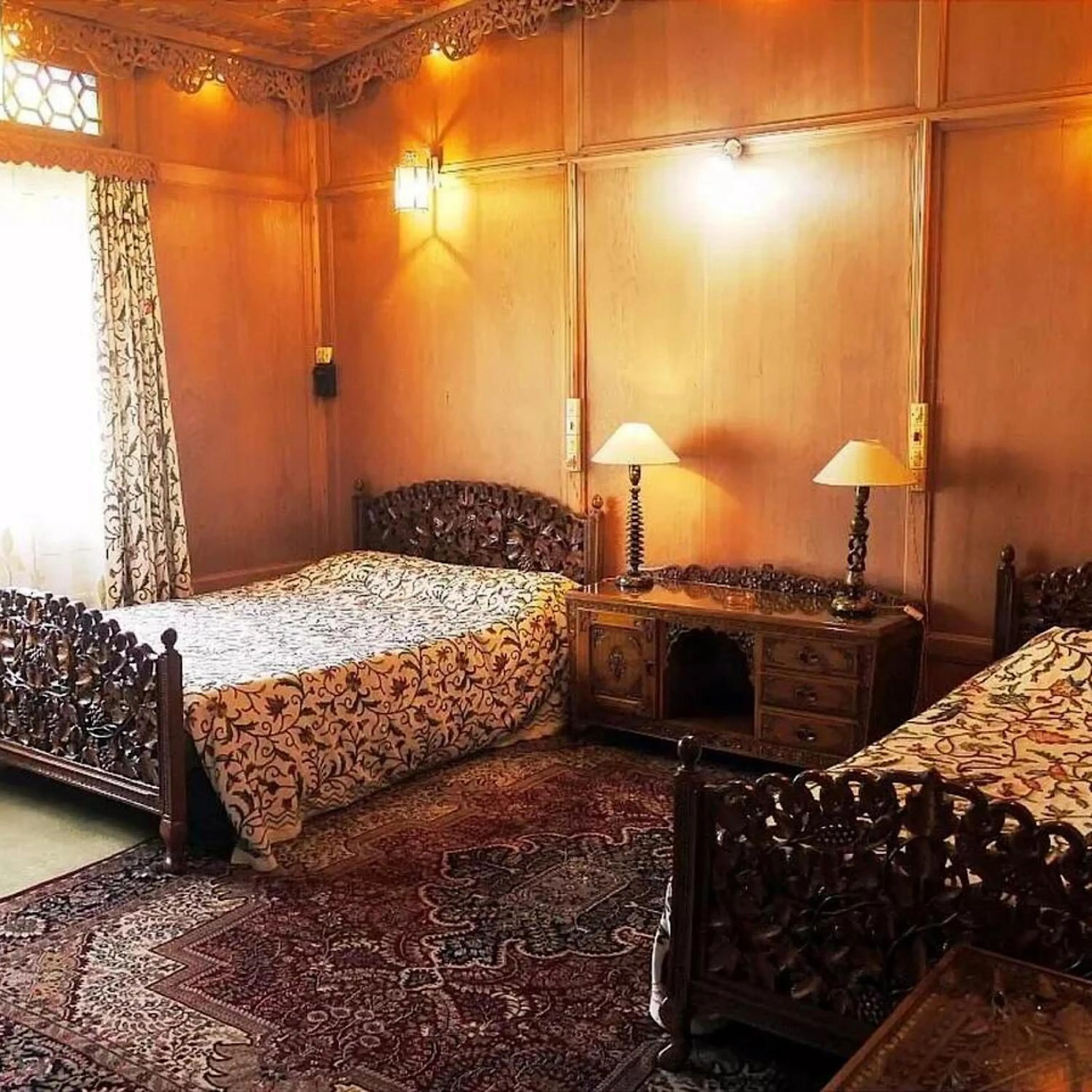 Bed in The Heritage Group Of Houseboats