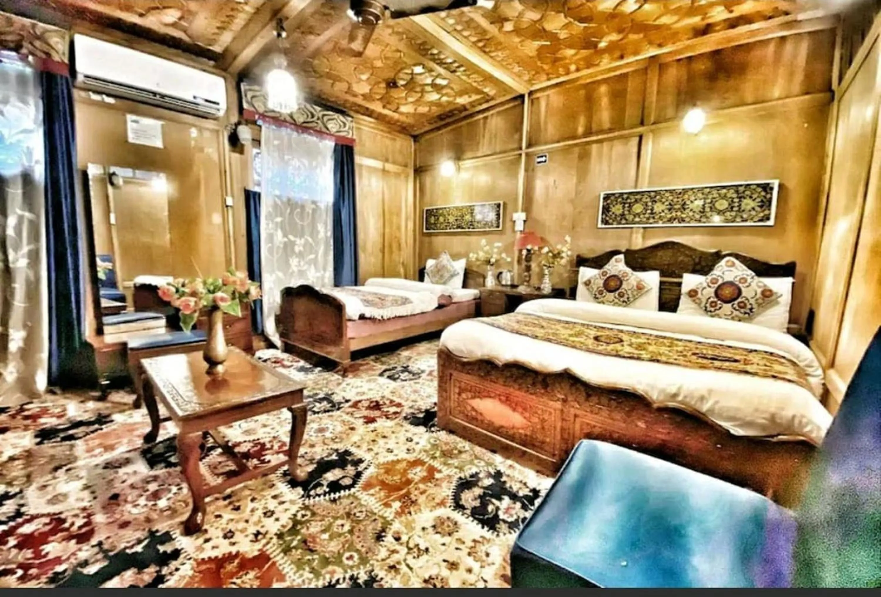 Bed in The Heritage Group Of Houseboats