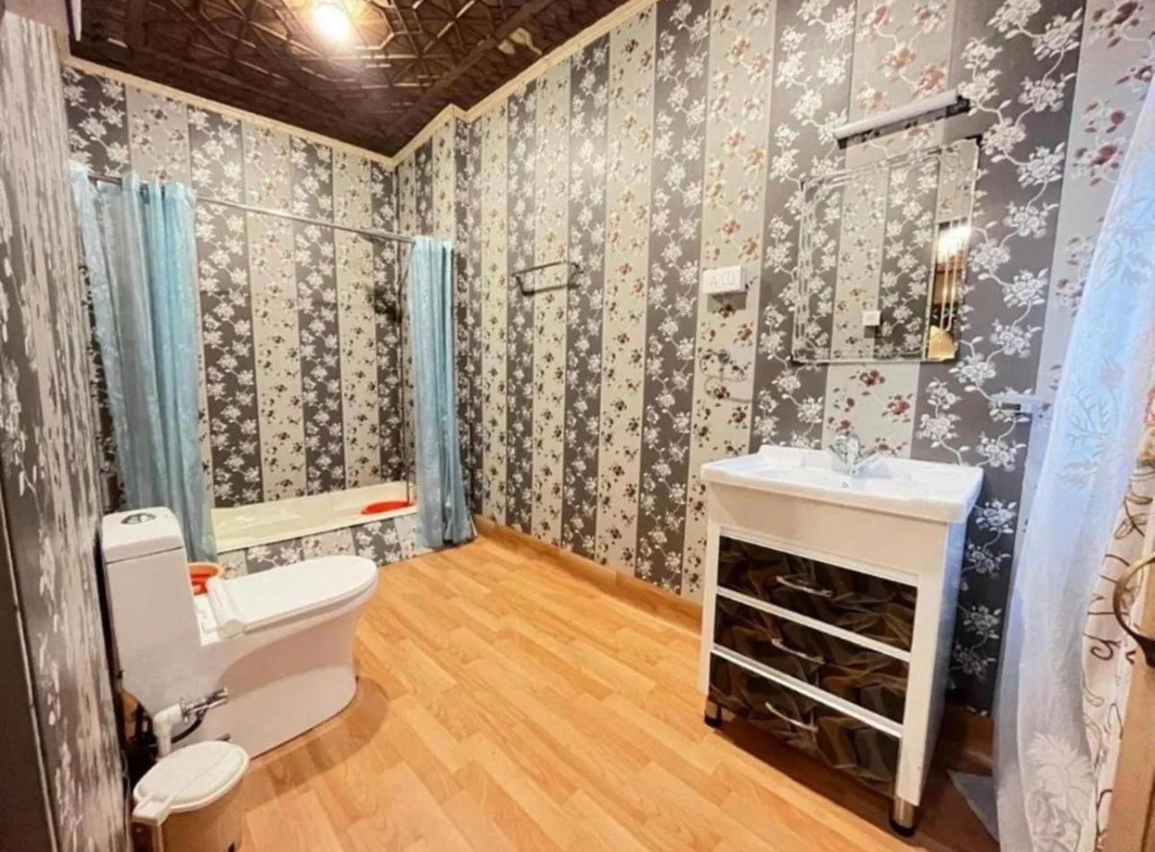 Shower in The Heritage Group Of Houseboats