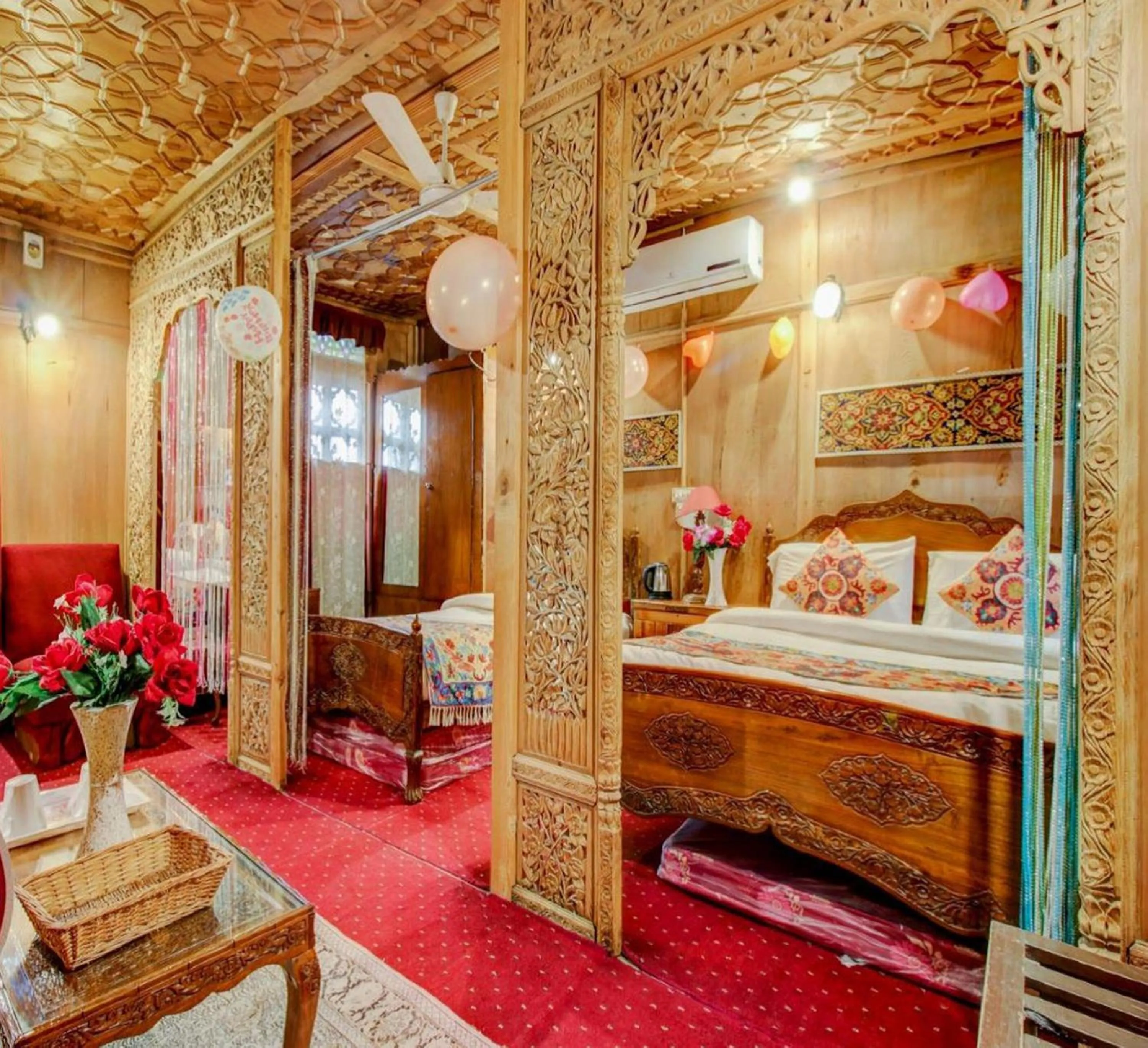 Shower, Bed in The Heritage Group Of Houseboats