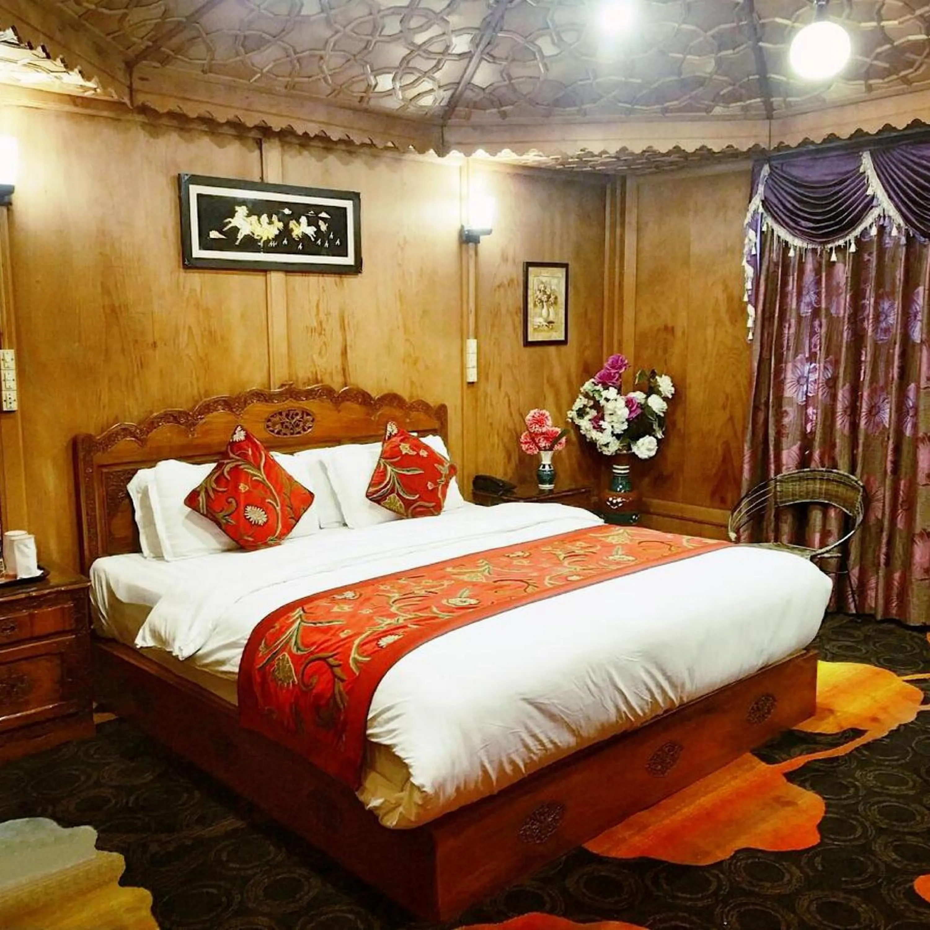 Bed in The Heritage Group Of Houseboats