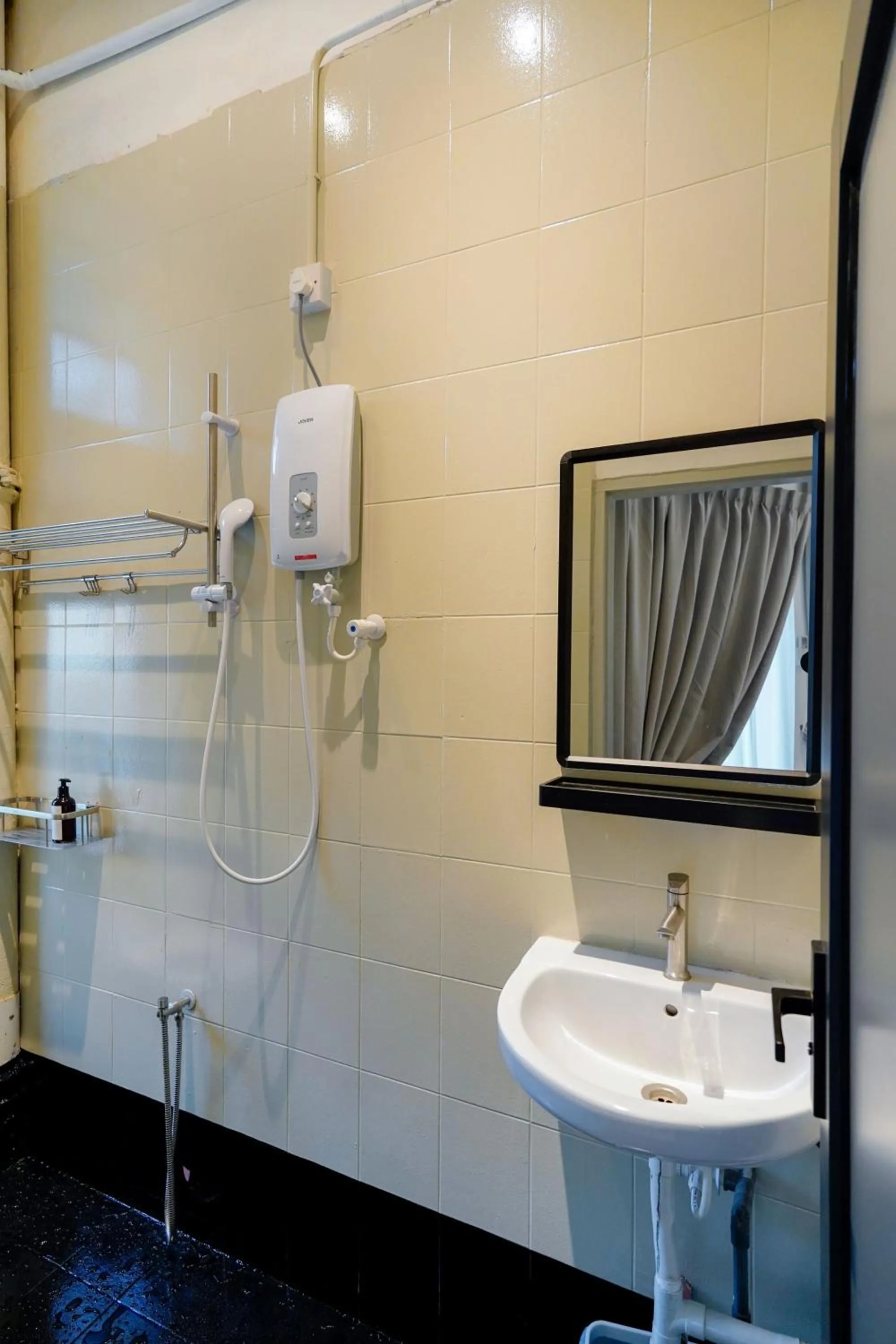 Bathroom in Robin Hotel